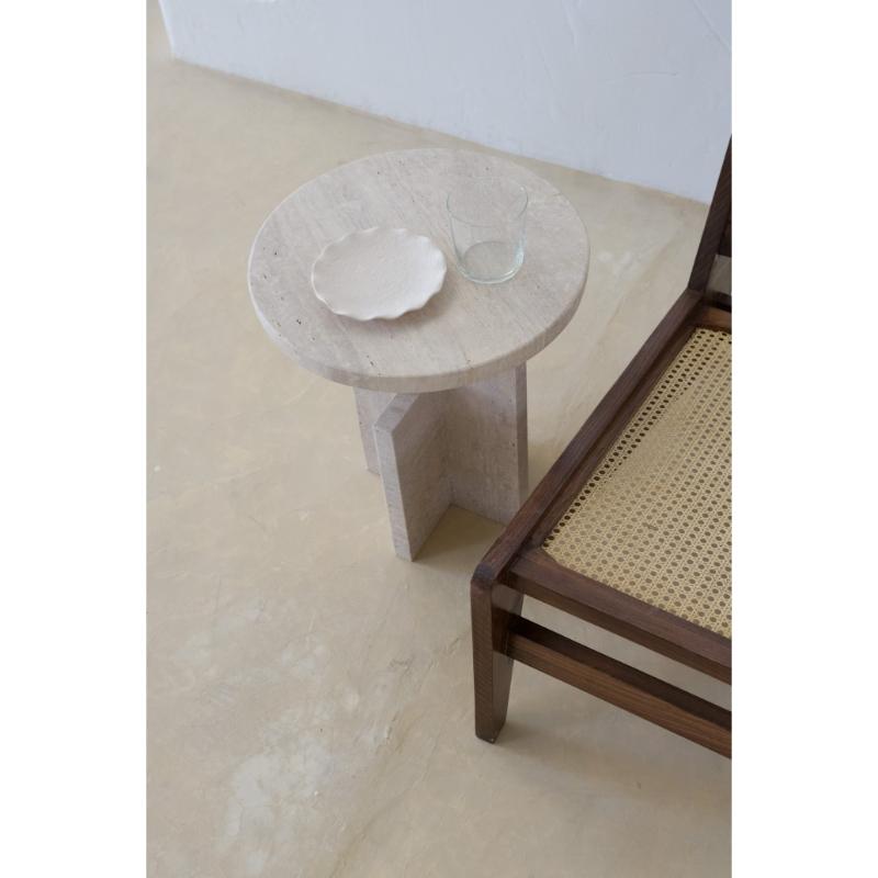 Postmoderno Tavolino quadrato Morden e Sculptural Muted Beige in travertino di Beije Avenue in vendita