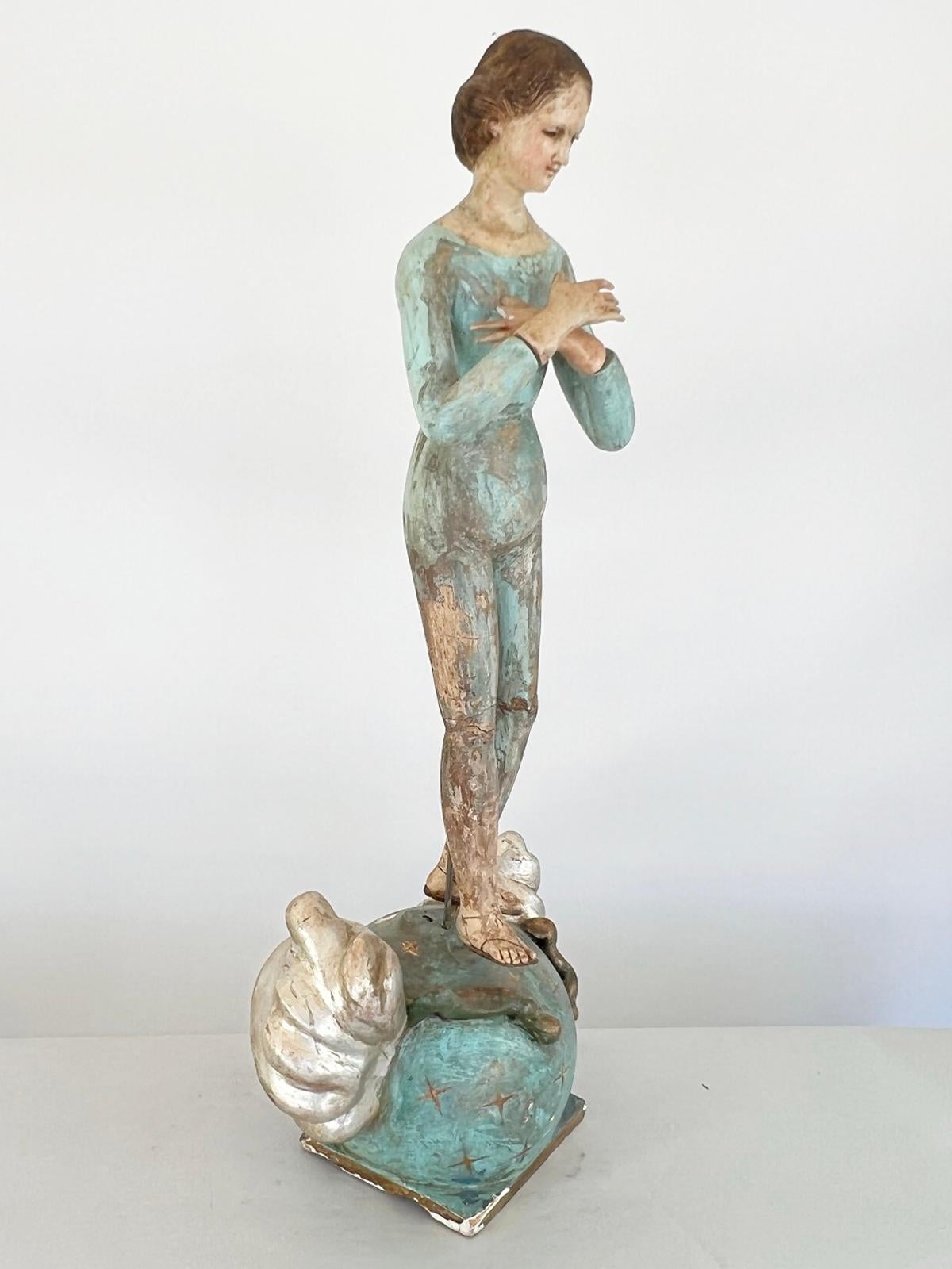 Scultura lignea figurata della Beata Vergine Maria (Immacolata Concezione). Scolpita in stile folcloristico, questa statua ben conservata mantiene il suo strato originale di vernice policroma. I toni della carne, l'azzurro e l'argento dorato