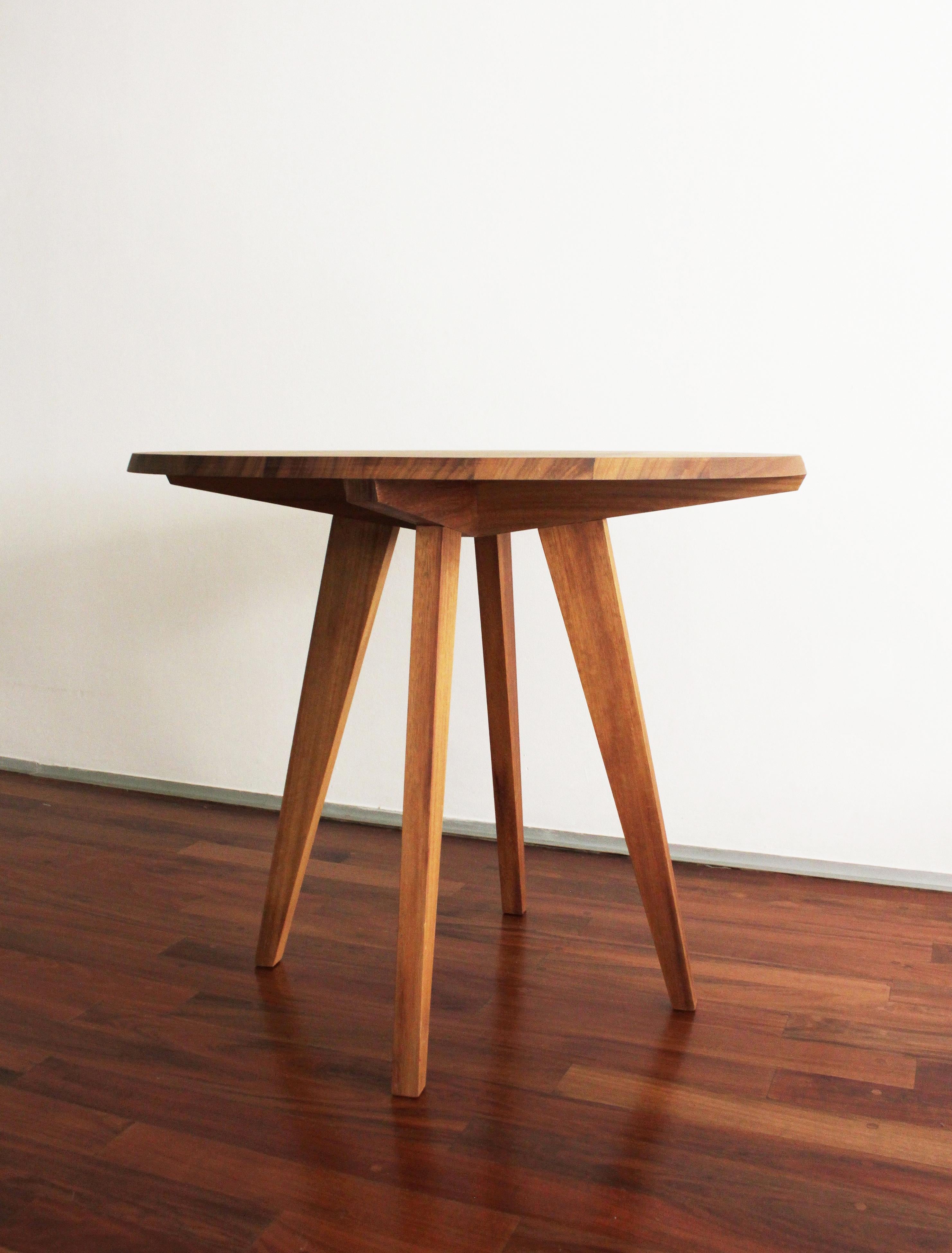 La Jacana Cuadro ist ein zeitgenössischer, hoher Tisch aus massivem Tzalamholz in der Größe 90 x 76 cm.

Vollständige Abmessungen: B 90 x H 75 x T 90 cm

La Jacana Cuadro ist individuell anpassbar und in verschiedenen Größen und Materialien