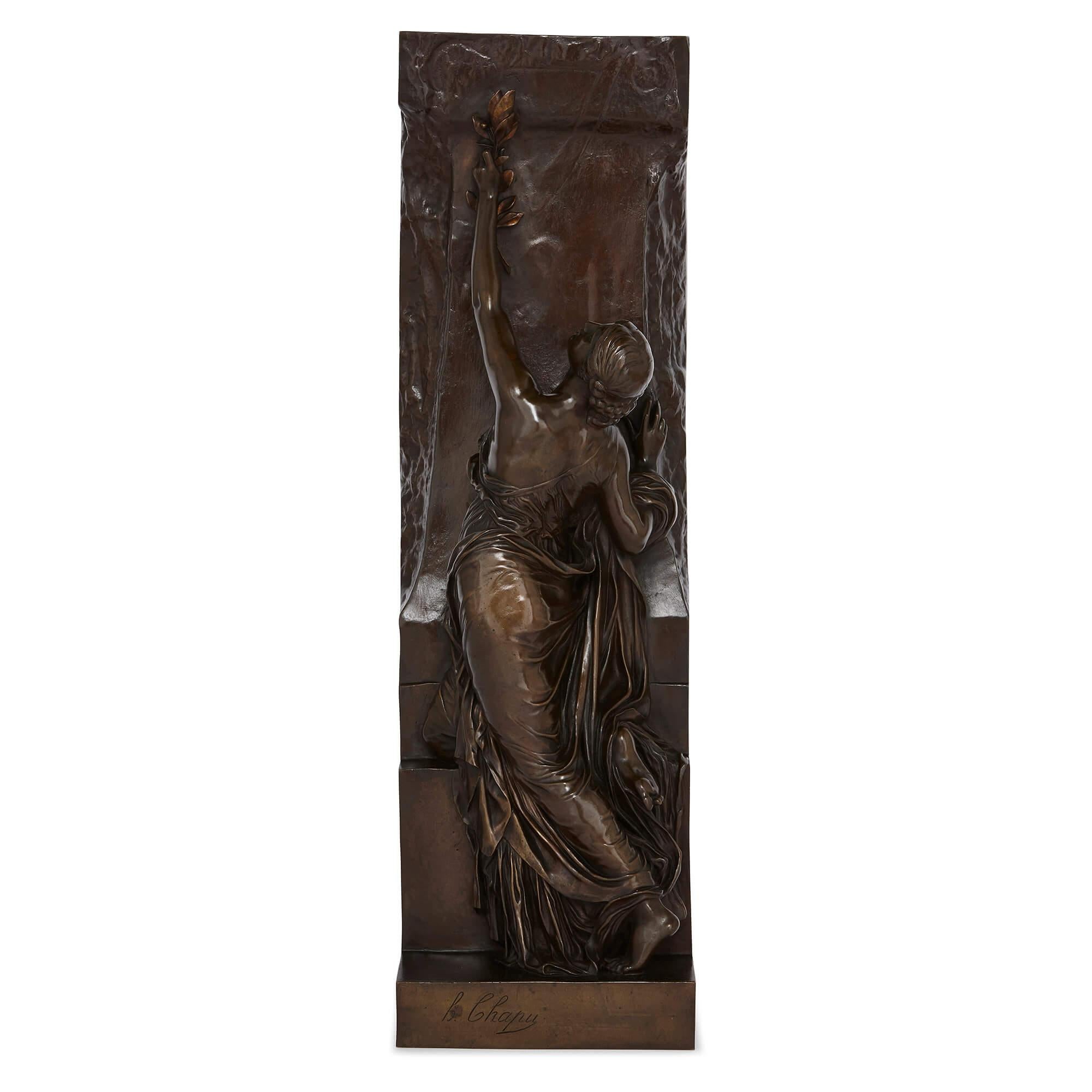 Cette fine et exceptionnelle sculpture en bronze patiné est l'œuvre de deux maîtres des arts décoratifs, Henri Chapu (Français, 1833-1891) et Ferdinand Barbedienne (Français, 1810-1892). Chapu a été chargé de la conception de la sculpture intitulée