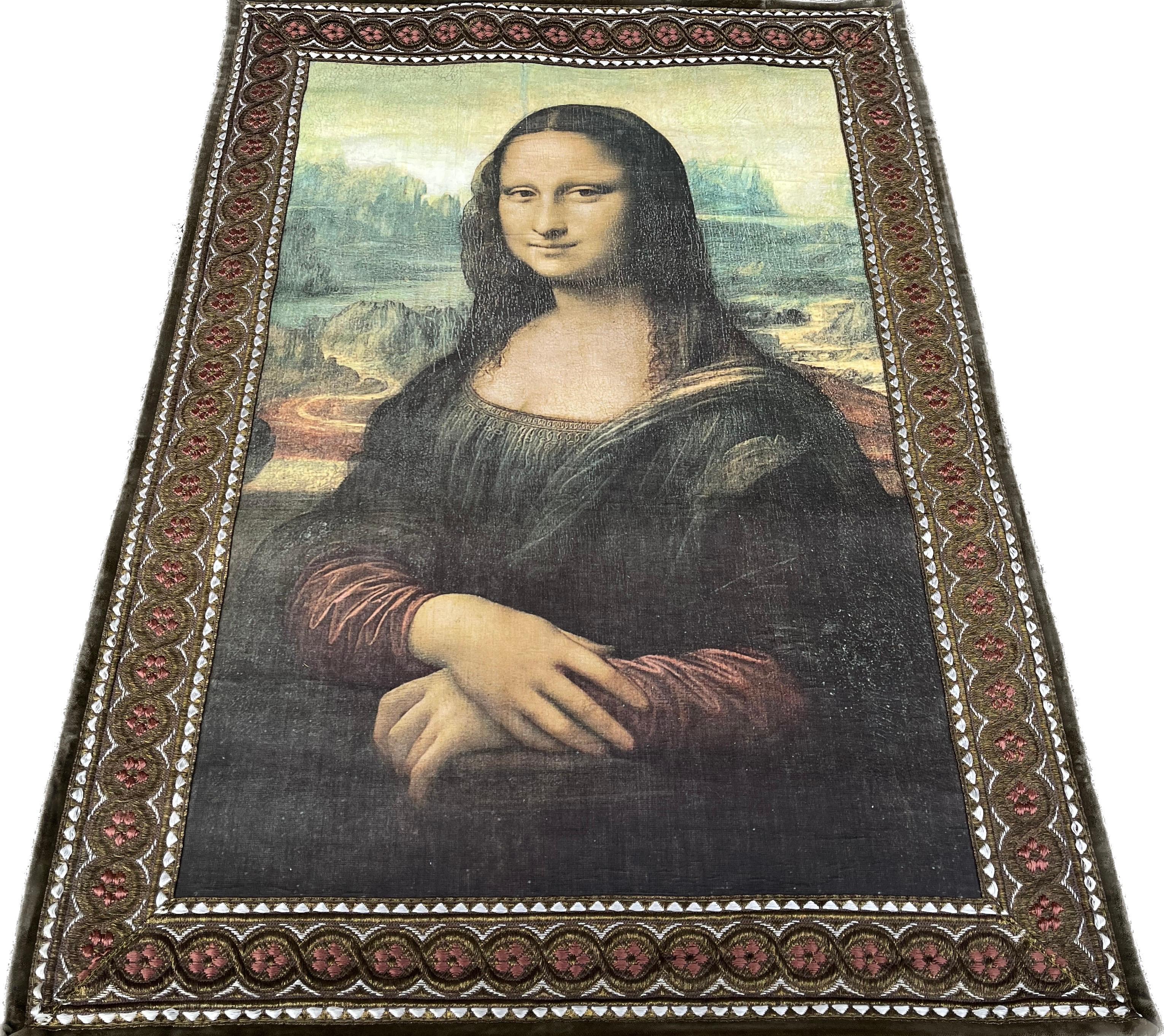 Printed/tapestry on La Joconde / Mona Lisa Fabric. Period century XX
HH KESECKER CO / Linen and velvet Marked signature.

The Mona Lisa, or Portrait of Mona Lisa, is a painting by the artist Leonardo da Vinci, made between 1503 and 1506 or