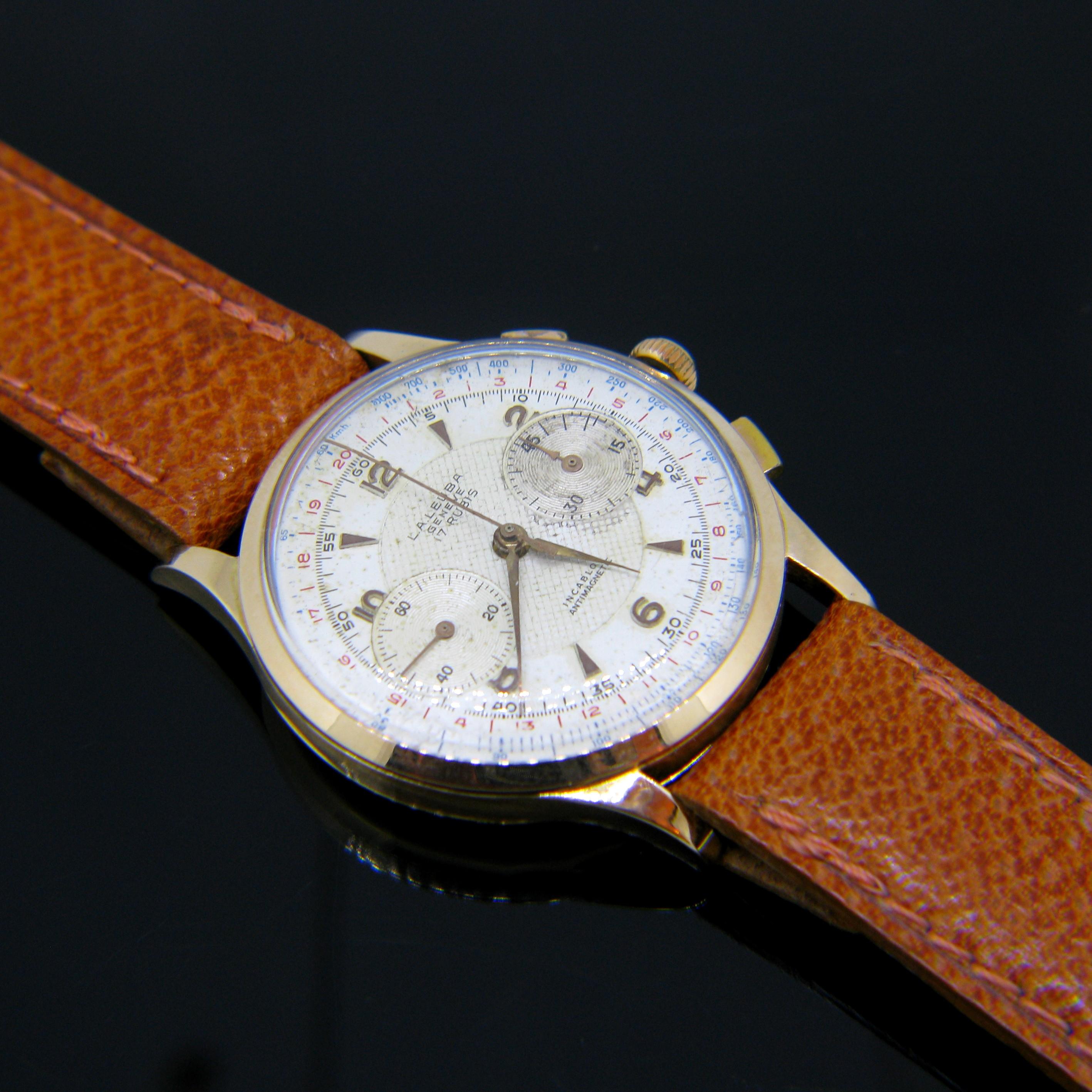 Cette montre vintage L.A. Leuba des années 50 fonctionne bien. Louis A. Leuba est une entreprise suisse du 20ème siècle. Pour cette montre, ils ont adapté le  célèbre mouvement chronographe Venus 188.

Poids total :	46.8 g

Métal :		Or jaune/rose