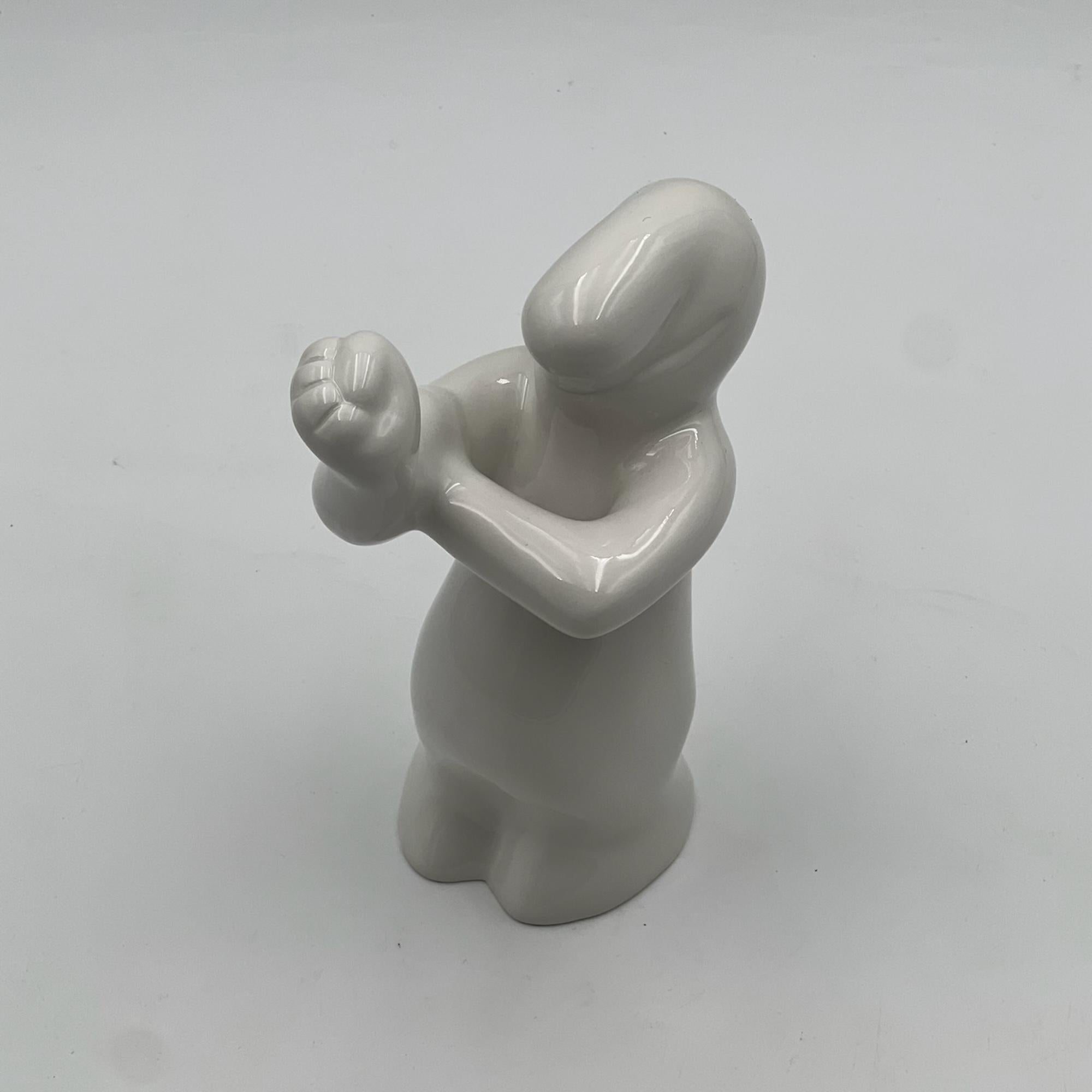 “La Linea” is an iconic set of ceramic sculptures realized by Osvaldo Cavandoli from the 50s until the early 70s.

A series of figurines representing  men and women in humorous postures – this one for instance is giving the finger!

In perfect