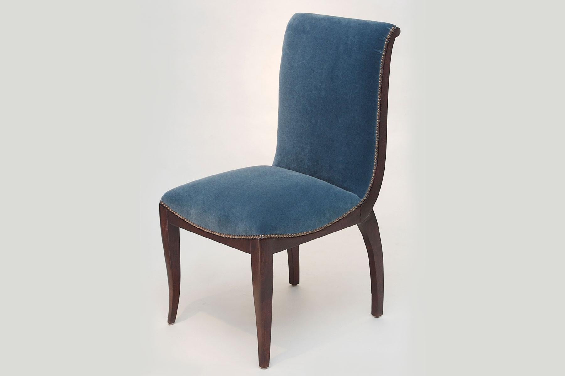 Maßgeschneiderter Stuhl von BoBo Atelier.
Maßgefertigte Holz- und Polsterarbeiten sind im Preis jedes Stuhls enthalten.
Kunde liefert Stoff (COM)