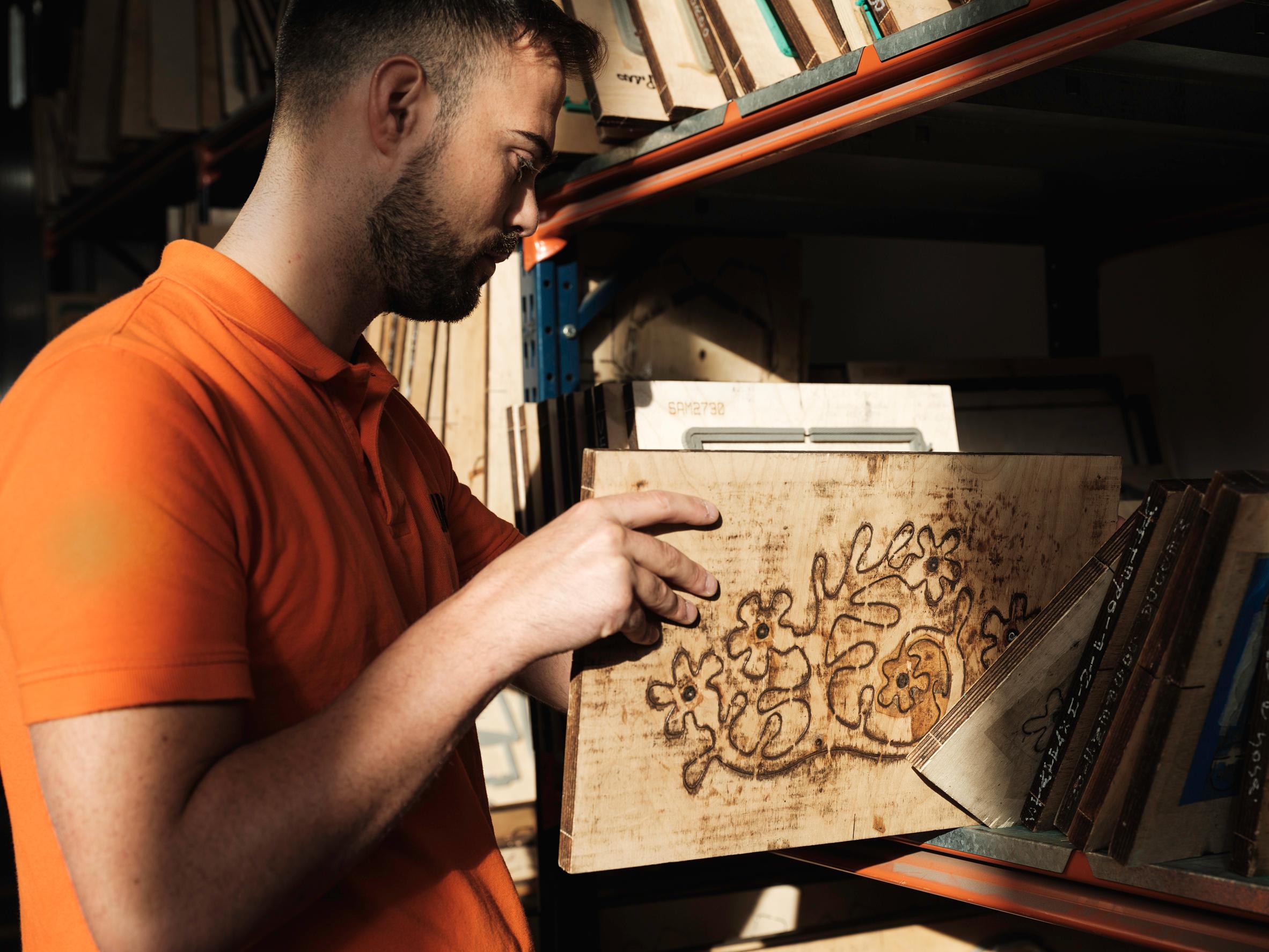 Inspirada en los maravillosos años 50, La Lollo Wall Lamp es una lámpara de pared elaborada en sofisticados acabados degradados, metalizados y texturas de inspiración textil, diseñada para decorar interiores con la misma versatilidad que las joyas