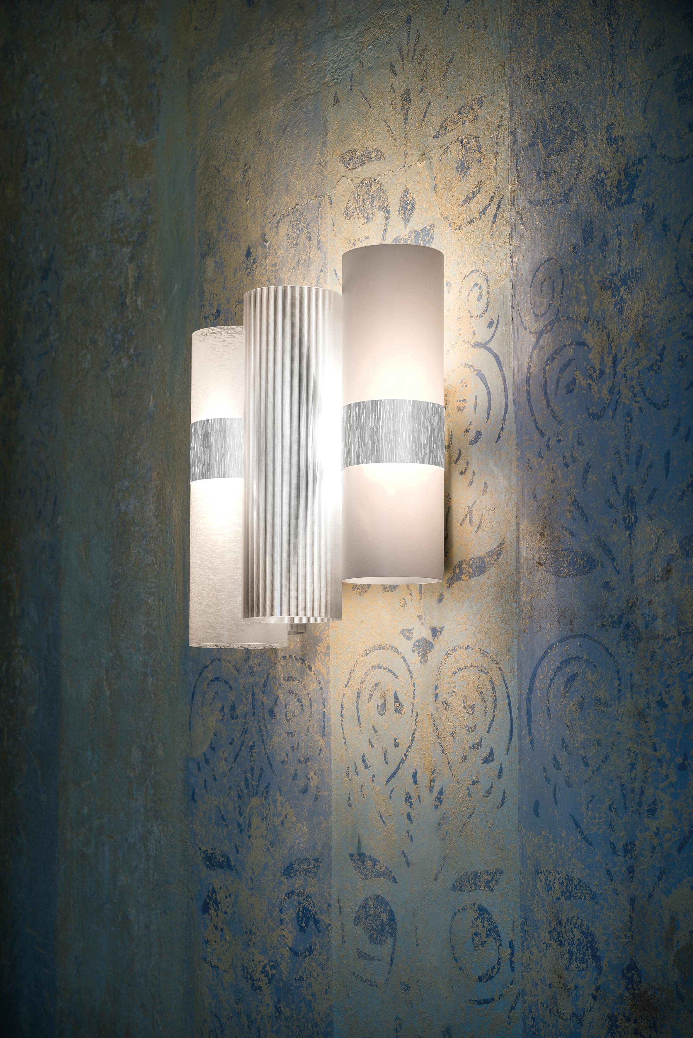 Inspirada en los maravillosos años 50, La Lollo Wall Lamp es una lámpara de pared elaborada en sofisticados acabados degradados, metalizados y texturas de inspiración textil, diseñada para decorar interiores con la misma versatilidad que las joyas