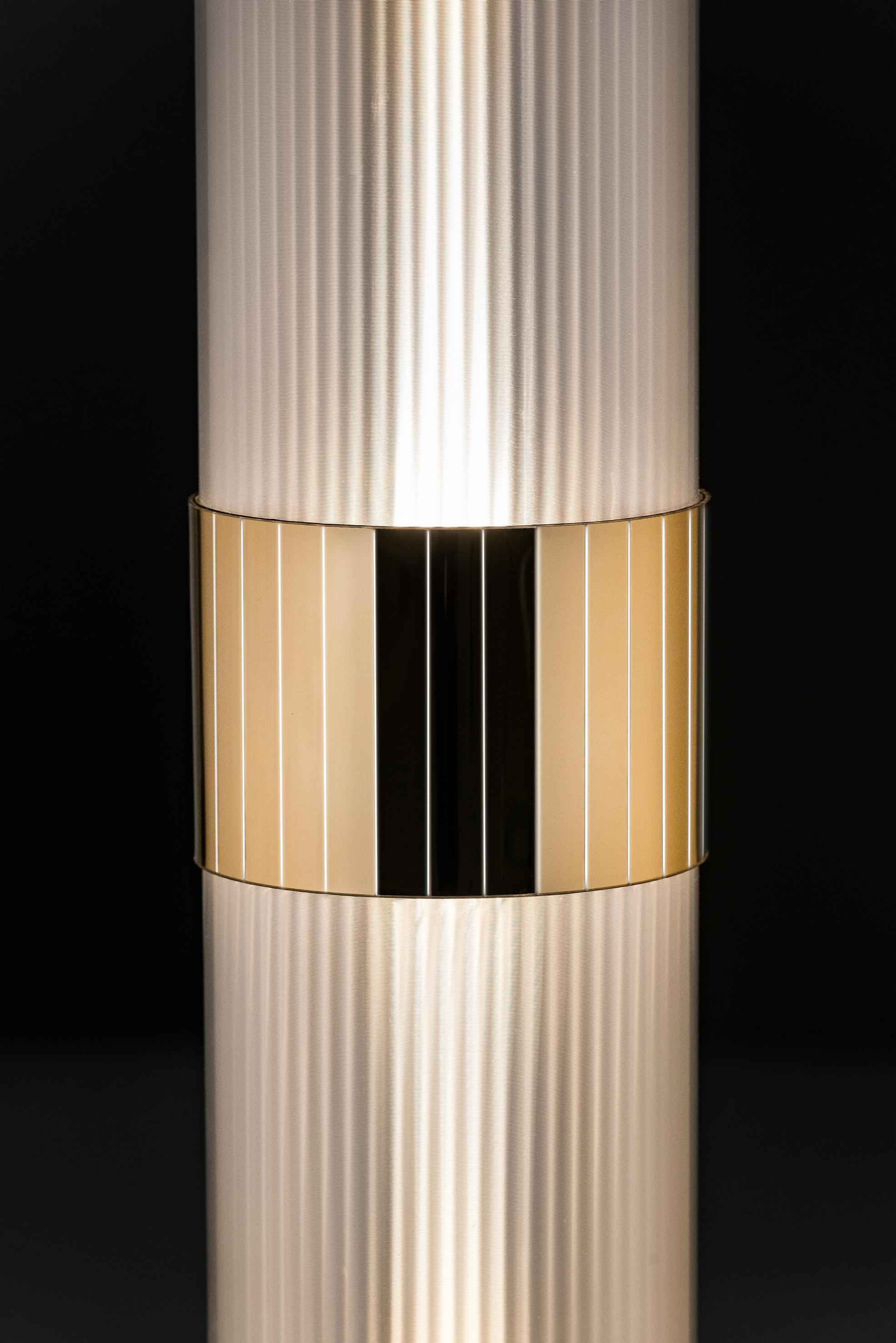 Die Stehleuchte La Lollo ist eine Hommage an die wunderbaren 1950er Jahre und gehört zu der von Lorenza Bozzoli entworfenen Kollektion. Der Rippeneffekt des Glases wird mit den Technopolymeren von Slamp (Lentiflex® und Cristalflex®) erzeugt, die