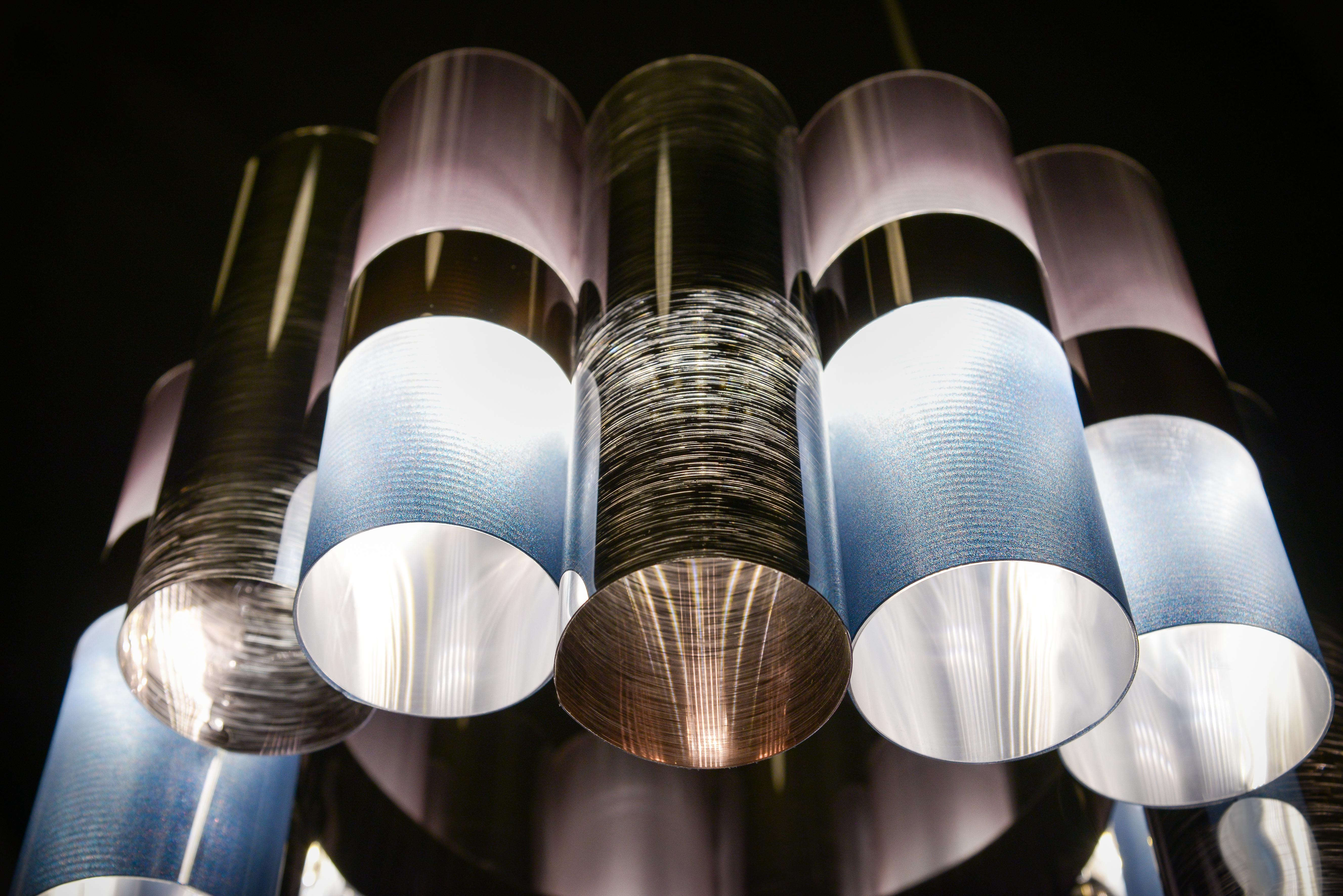 La Lollo is a tribute to the roaring 50’sand their retro charm. A series of unbreakable and lightweight technopolymer cylinders are disposed on a LED integrated central ring. Opulent and dramatic, the suspension’s colour and size can be customized