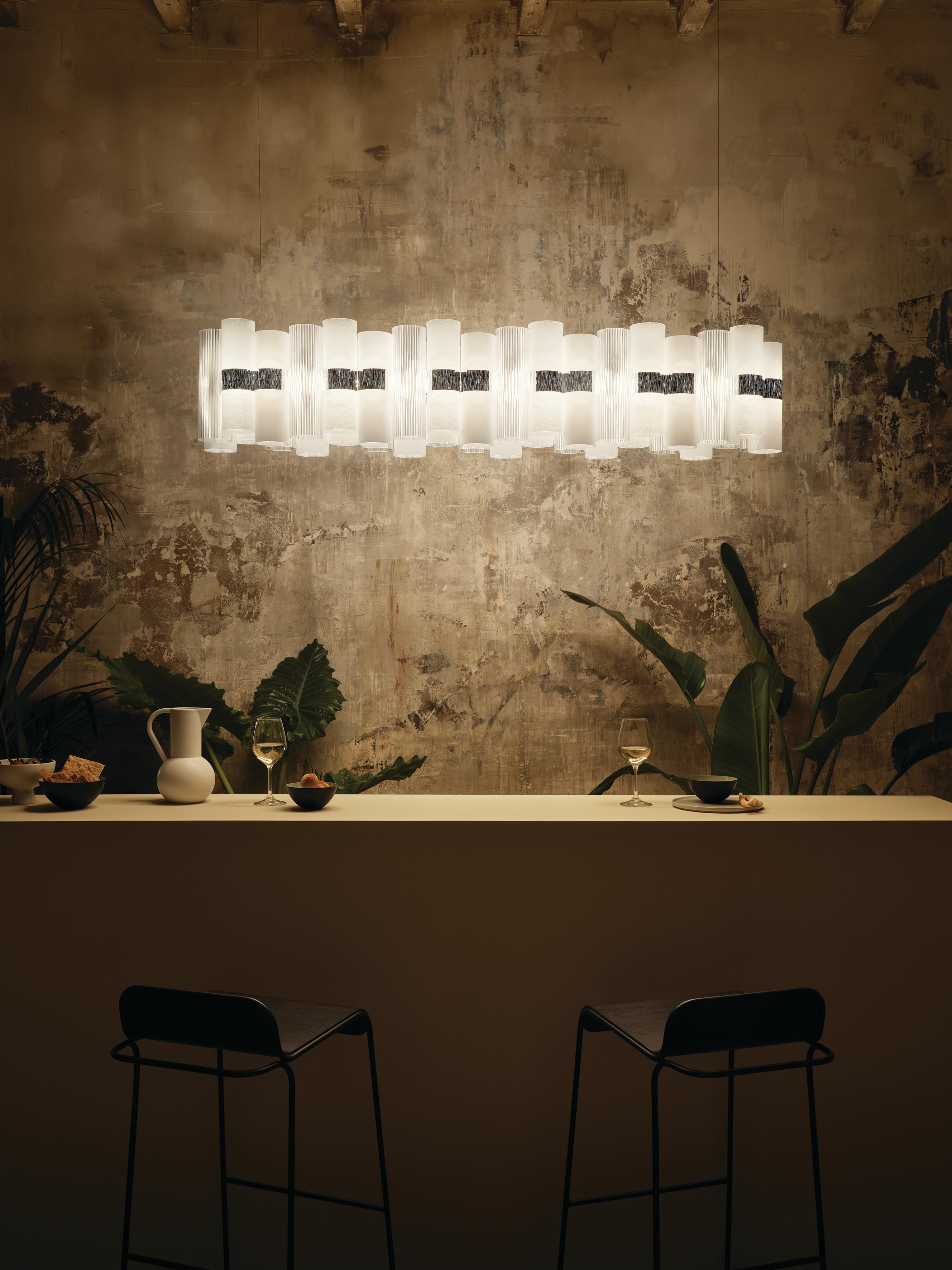 La Lollo is a tribute to the roaring 50’sand their retro charm. A series of unbreakable and lightweight technopolymer cylinders are disposed on a LED integrated central ring. Opulent and dramatic, the suspension’s colour and size can be customized