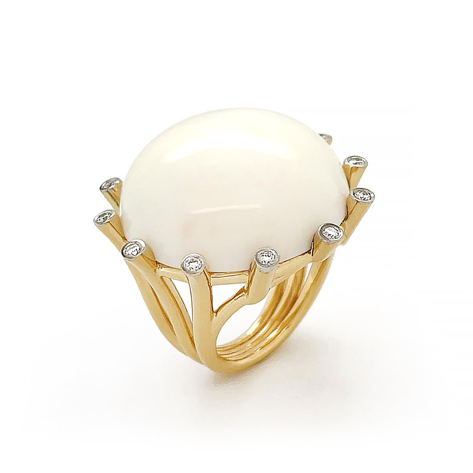 Taille ronde La Luna, bague en or jaune 18 carats avec corail blanc rond et diamants en vente