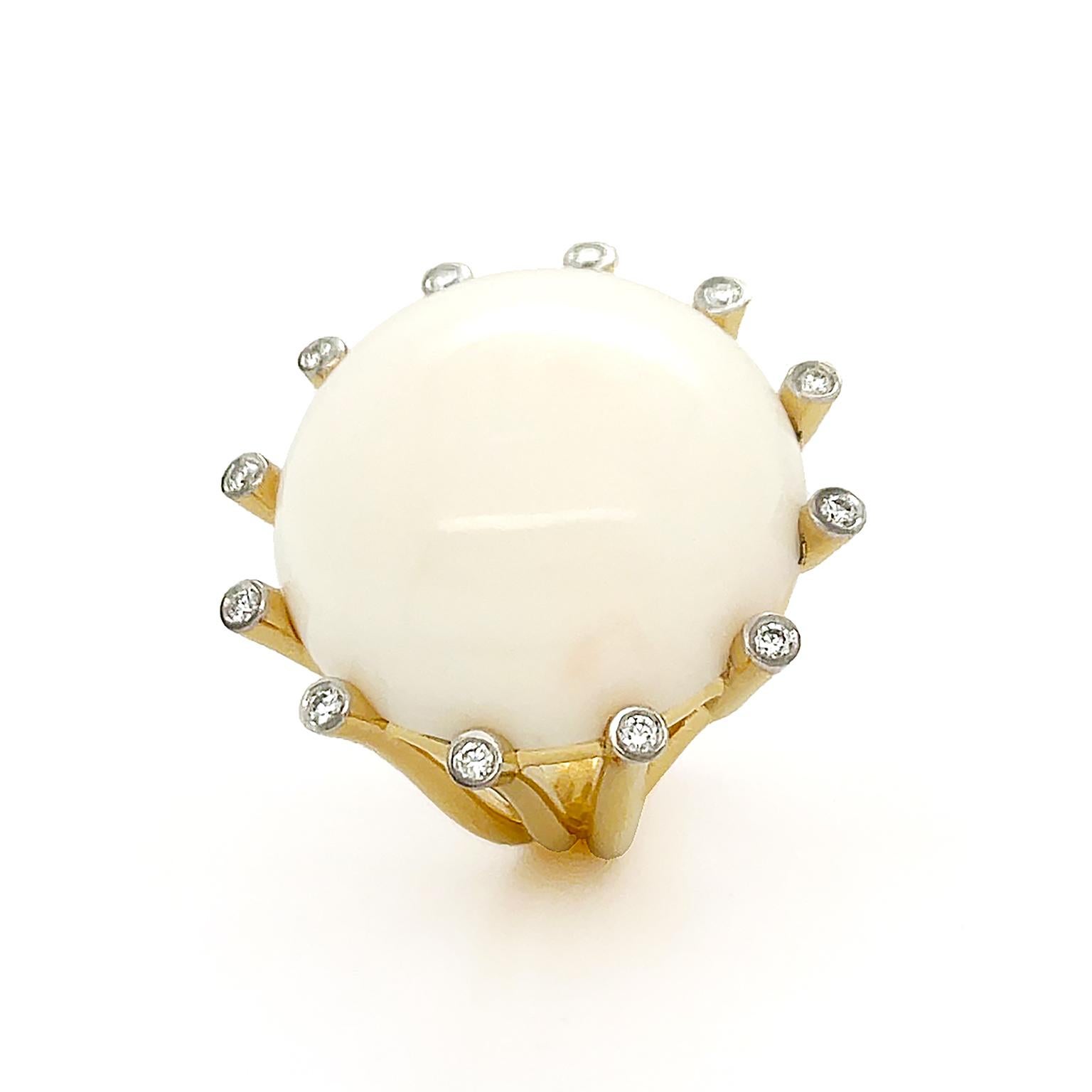 La Luna, bague en or jaune 18 carats avec corail blanc rond et diamants Neuf - En vente à New York, NY