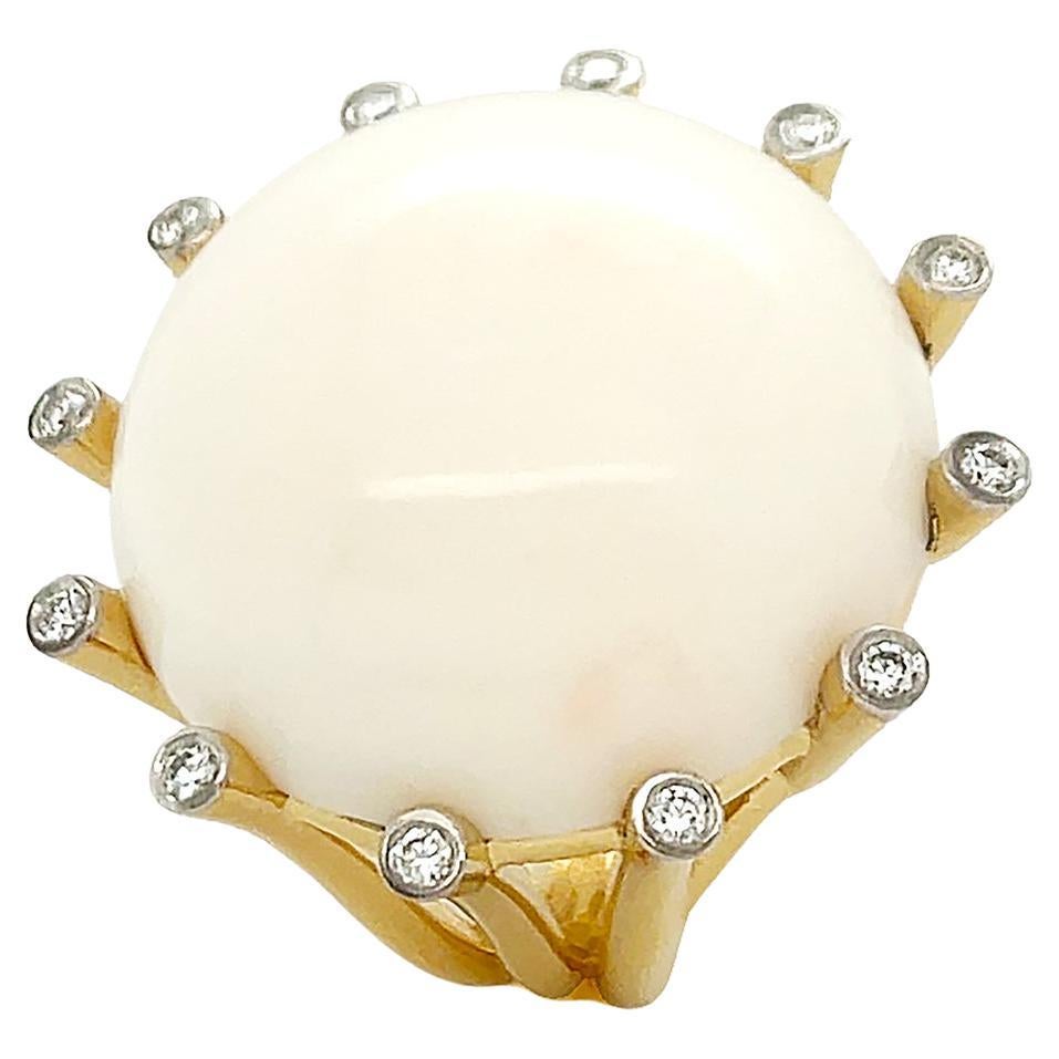 La Luna Ring aus 18 Karat Gelbgold mit runder weißer Koralle und Diamant im Angebot