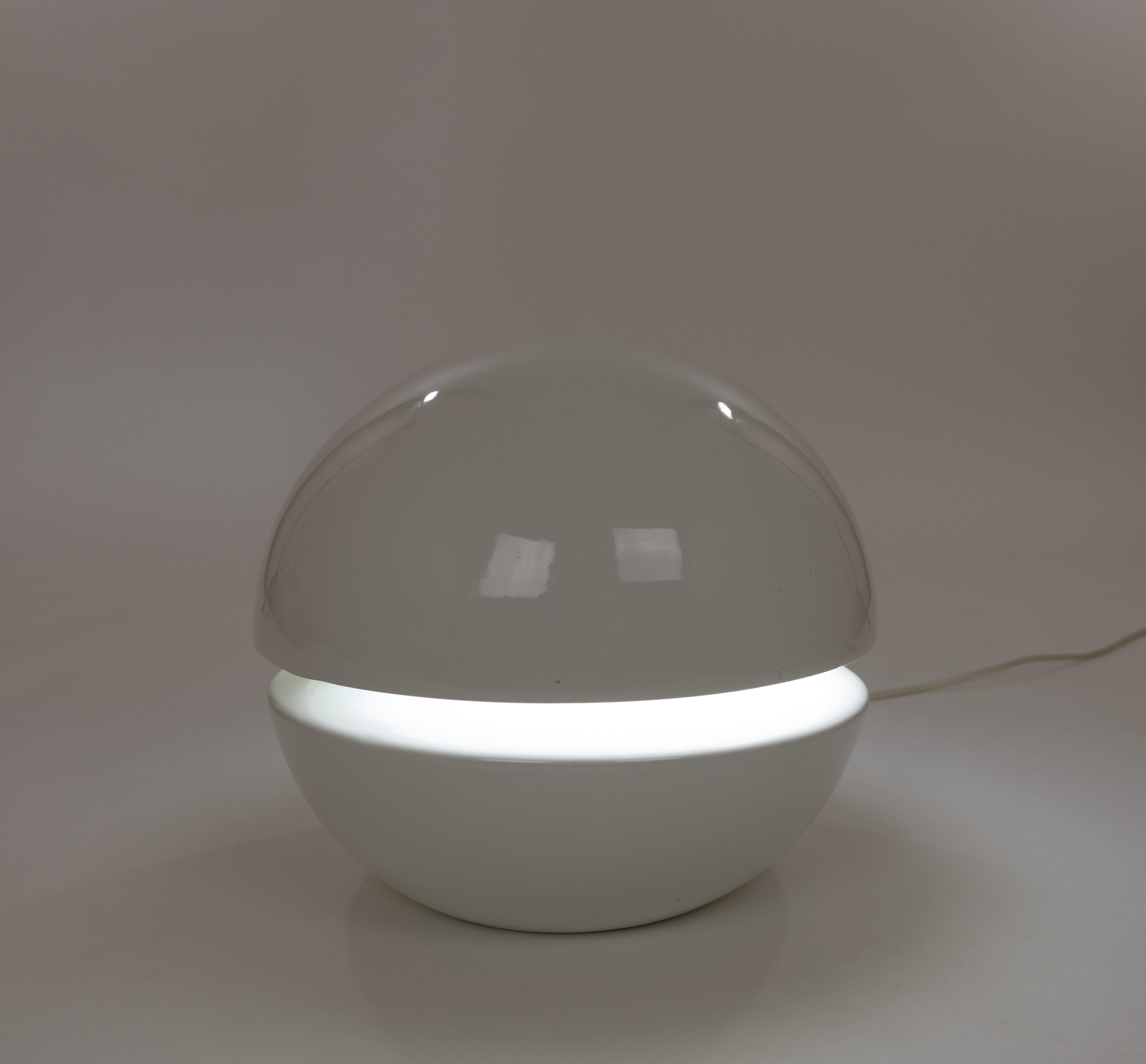Lámpara de sobremesa de cerámica La Luna, diseñada por Paola Pagani y Carlo Pellegrini en 1967 para el fabricante italiano de cerámica Gabbianelli.

La lámpara consiste en dos medias esferas colocadas una encima de la otra, con en medio un tubo