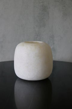 "La Lune" di Understated.design: lampada da tavolo moderna in alabastro biologico con interruttore a 3 posizioni