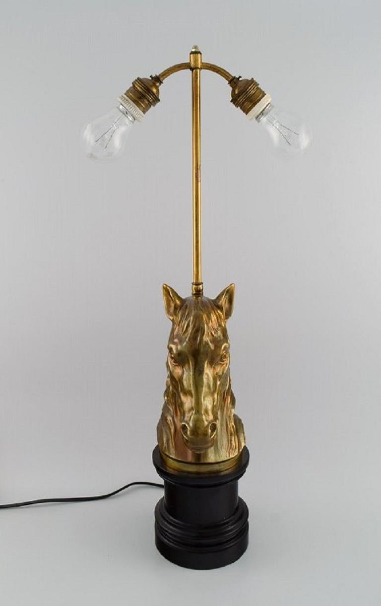 Laiton La Maison Charles, France, grande lampe de table à tête de cheval en laiton, milieu du 20e siècle en vente