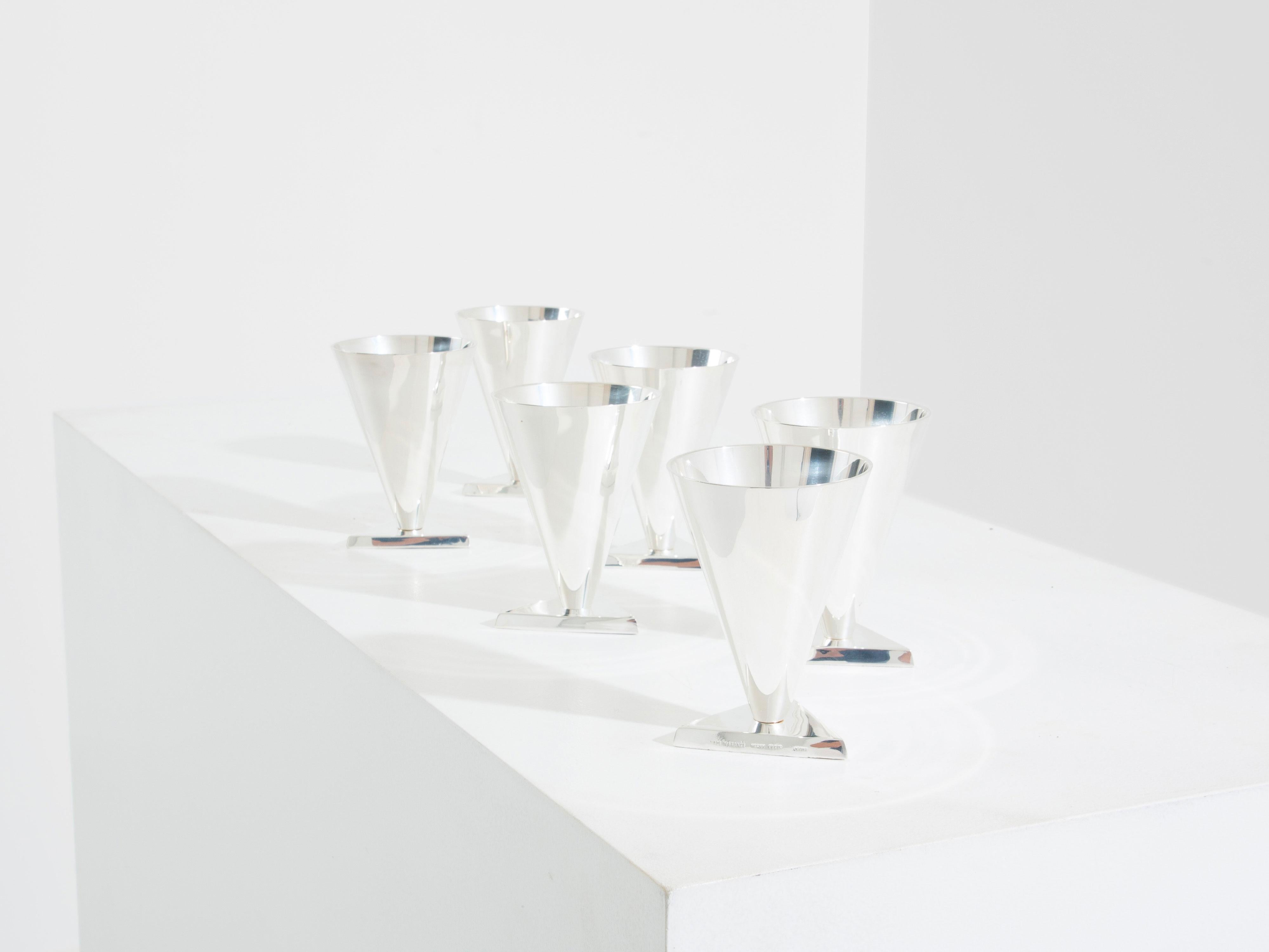 Dieses schöne Set aus 6 Cocktailtassen wurde 1928 von La Maison Desny (1927-1933) in Frankreich hergestellt. Kunst Aus voll versilbertem Metall, wobei 3 der 6 Tassen mit Made in France, Desny Paris und Déposé gestempelt sind. Ein wunderschönes