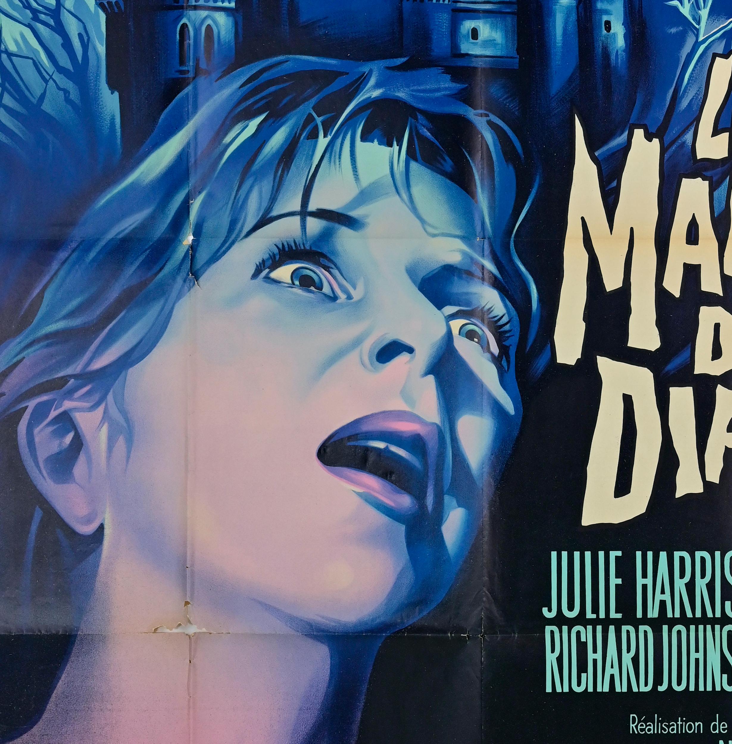 Affiche francese (47 × 63 pollici), MGM.
Diretto da Robert Wise, con Julie Harris, Claire Bloom, Richard Johnson e Richard Tamblyn. Un'impressionante opera d'arte horror blu con un volto terrorizzato e una casa stregata incombente sotto una mano