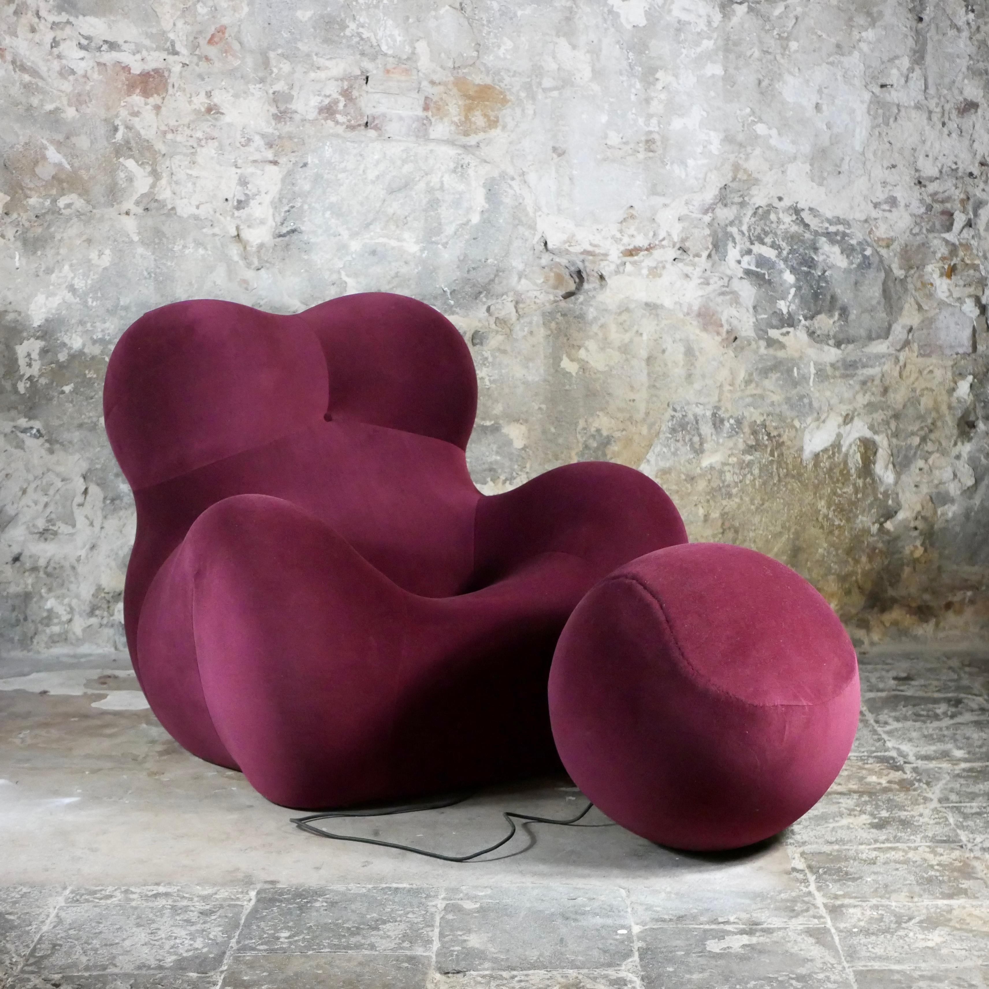 Stunning La Mamma set, 2000 series, made of the UP5 lounge chair and its UP6 ottoman.
An iconic design created by Gaetano Pesce in 1969,  controversial because of the light it spotted on the feminine condition back then : a woman chained to a
