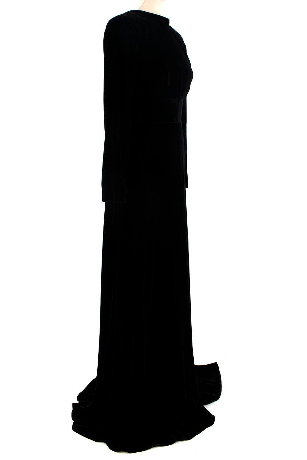 La Mania Schwarzes Samtkleid mit tiefem Rücken 

- Atemberaubendes Kleid aus tiefschwarzem Samt, mit üppigem Plüschgriff und unglaublichem Faltenwurf am Körper
- Hoher Mokka-Ausschnitt und einfach geschnittenes Mieder, das in eine definierte Taille