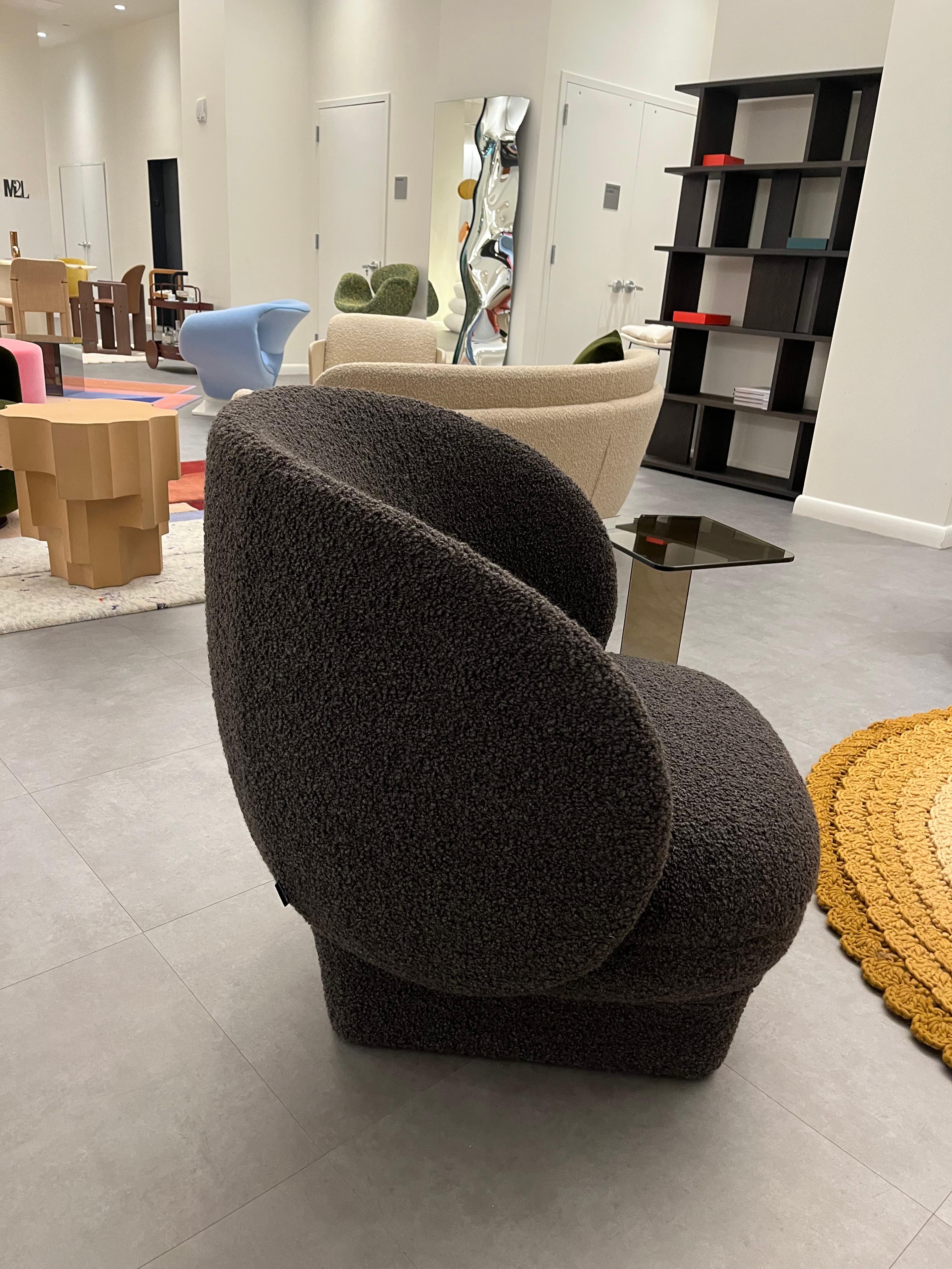 upholstered in Dedar Nimbus Testa di Moro
T21007/001
Moro is a cosy cocoon of a chair. Named after a famous Venetian Doge, the design evokes the strong personality of an Italian palazzo’s lush interior. A warm and welcoming atmosphere that could