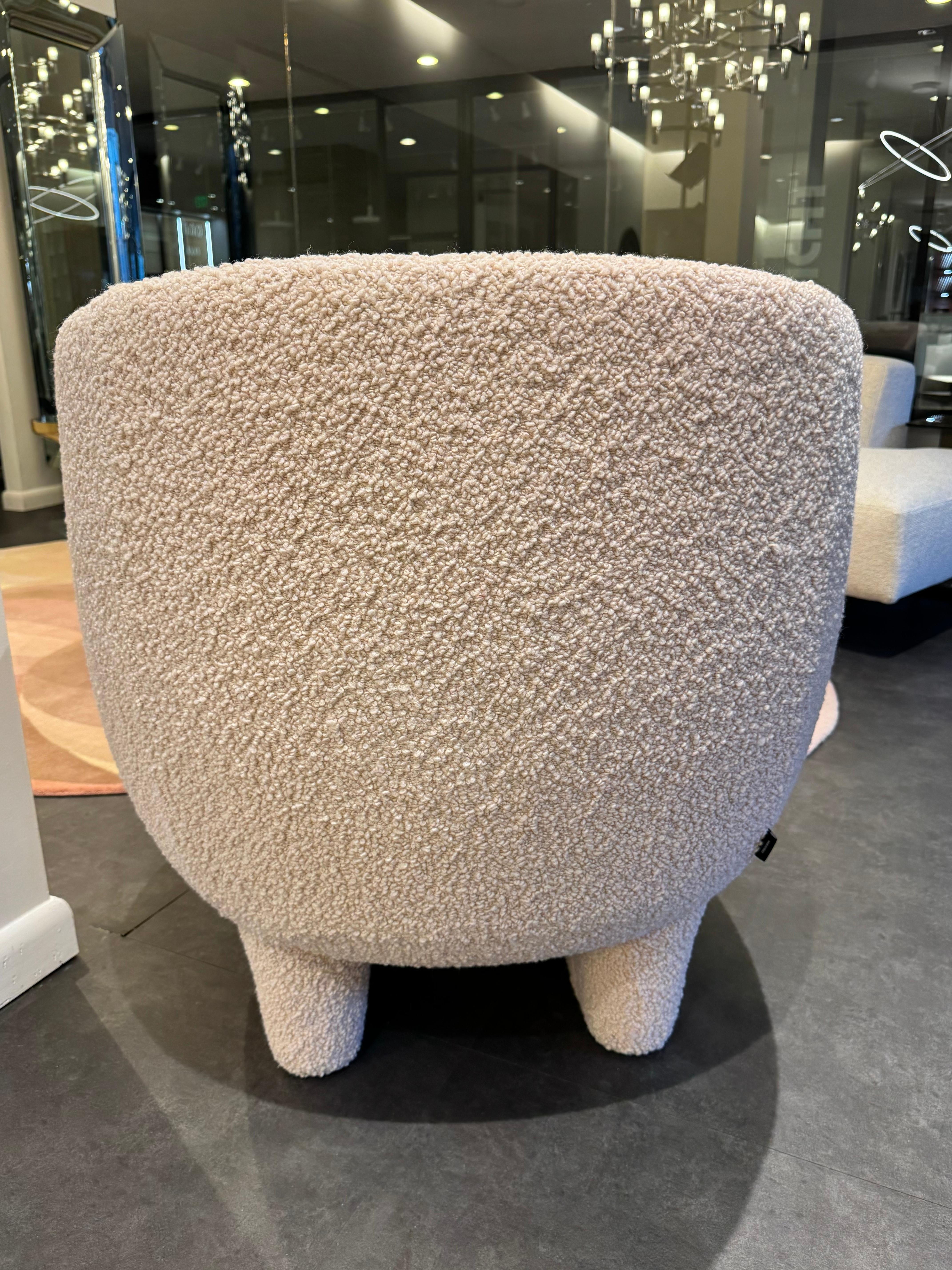upholstered in MORO Armchair (CAT6)
Dedar Nimbus 004 Nude
Moro is a cosy cocoon of a chair. Named after a famous Venetian Doge, the design evokes the strong personality of an Italian palazzo’s lush interior. A warm and welcoming atmosphere that