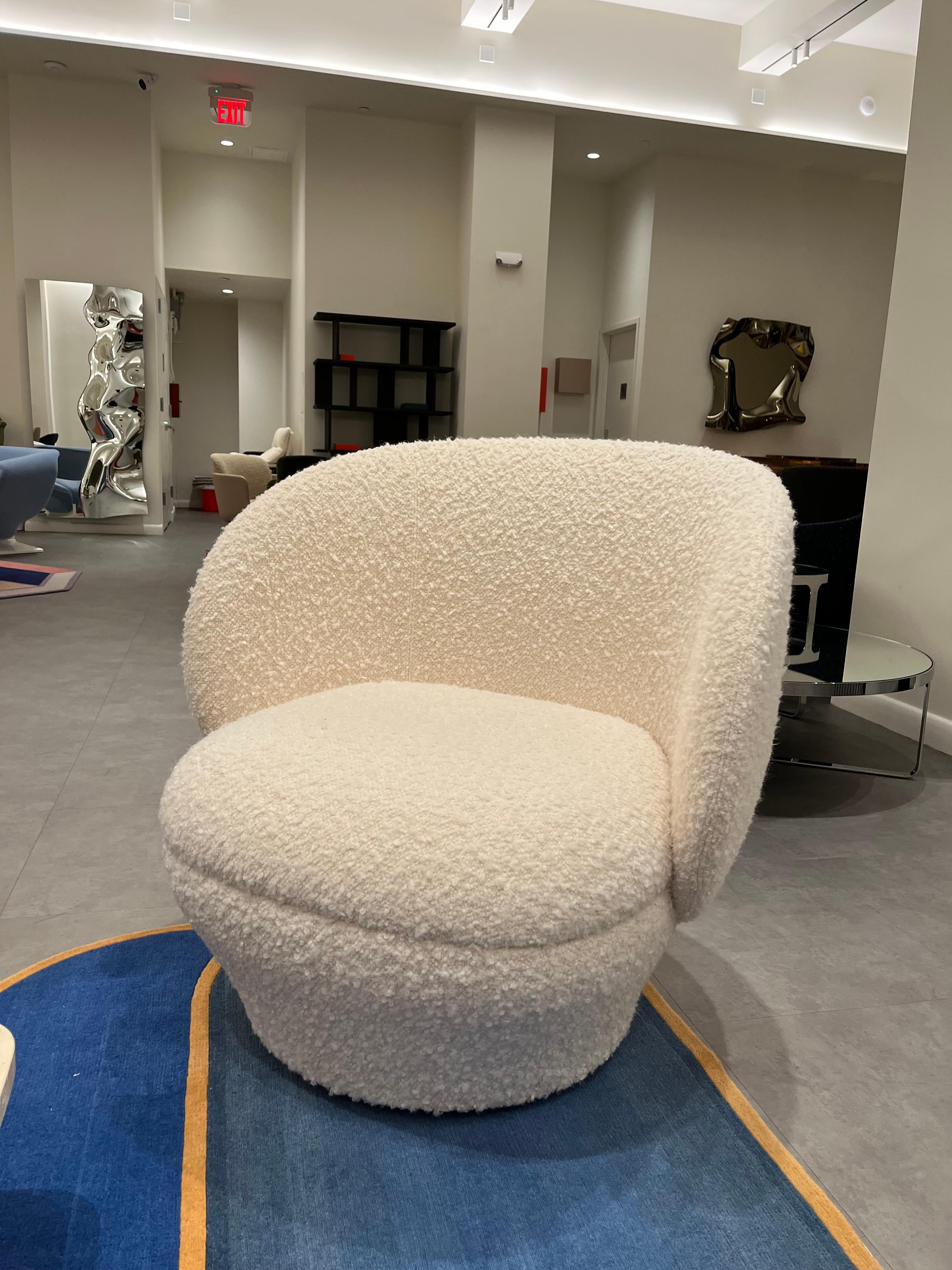 Swivel lounge chair in Dedar Mammuth
T23005 Col. 001 Avorio
CAT 6
Moro is a cosy cocoon of a chair. Named after a famous Venetian Doge, the design evokes the strong personality of an Italian palazzo’s lush interior. A warm and welcoming atmosphere