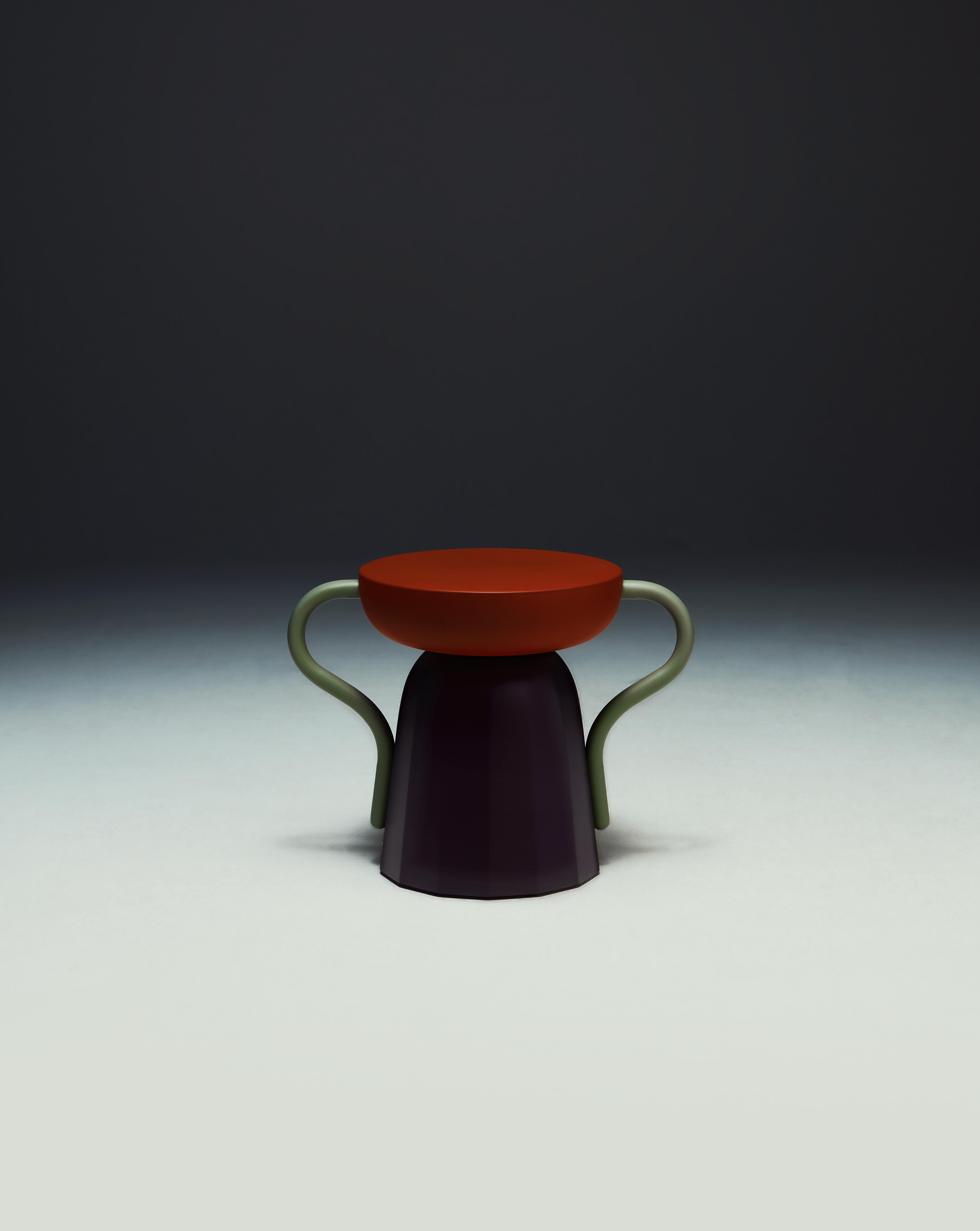 Allié è un design due in uno: uno sgabello e un tavolino occasionale condensati in un piccolo oggetto di grande carattere. Un totem dall'estetica audace, con le mani ben appoggiate sui fianchi. Disegnato da Luca Nichetto.

Sgabello/tavolo variante