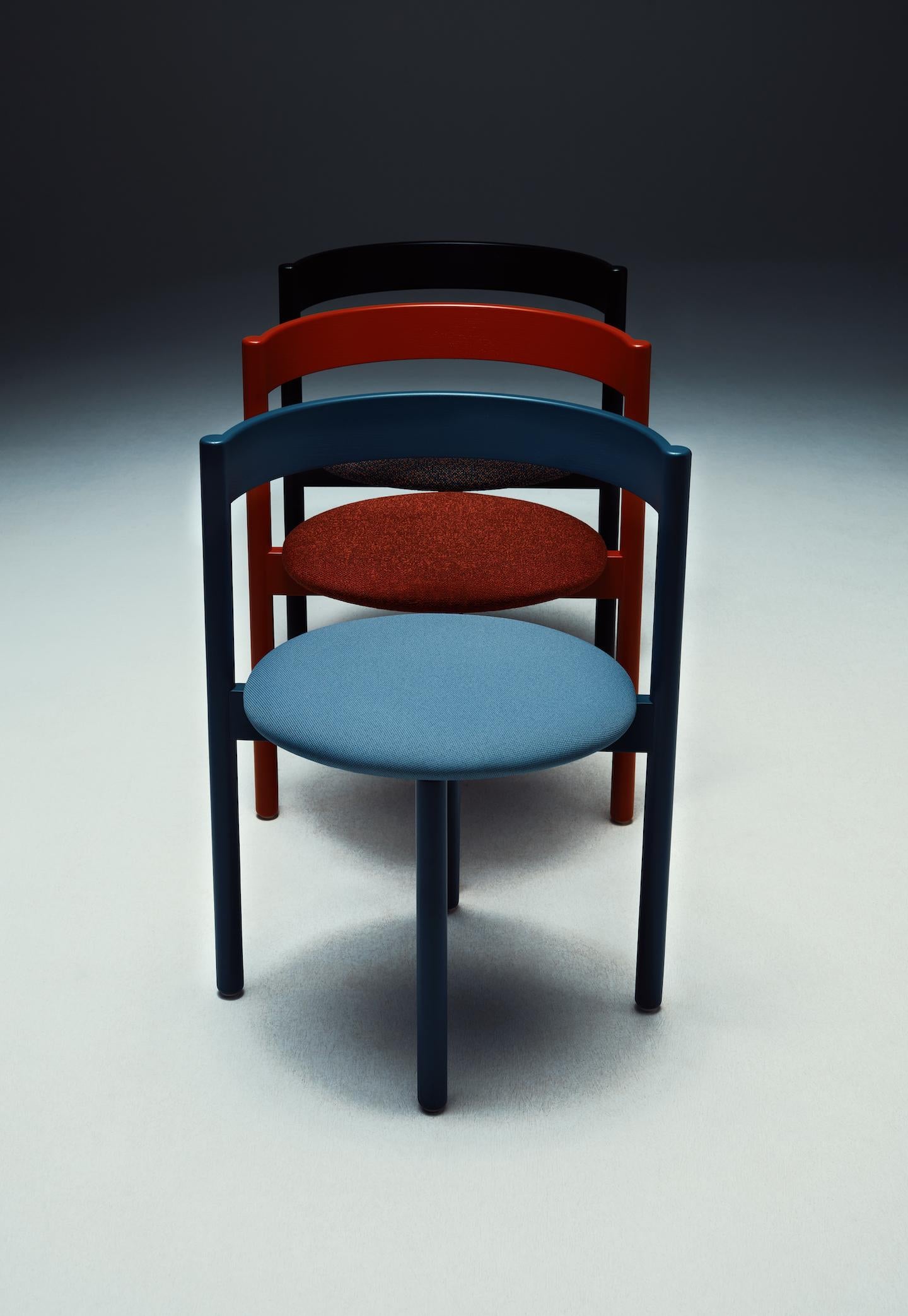 Chaise personnalisable La Manufacture-Paris April en bois massif conçue par Neri & Hu en vente 1
