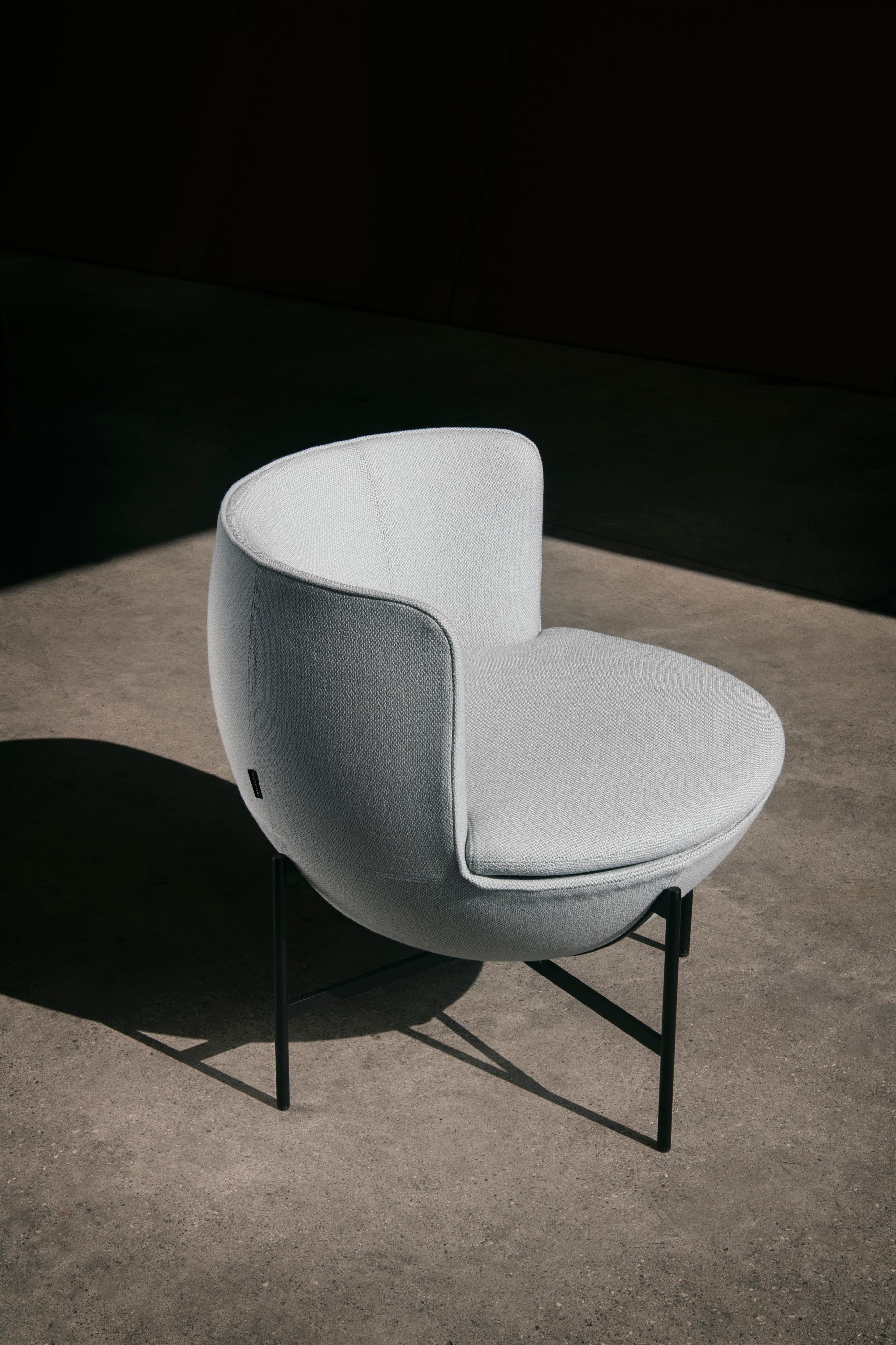 Customizable La Manufacture-Paris Calice Armchair Designed by Patrick Norguet For Sale 5