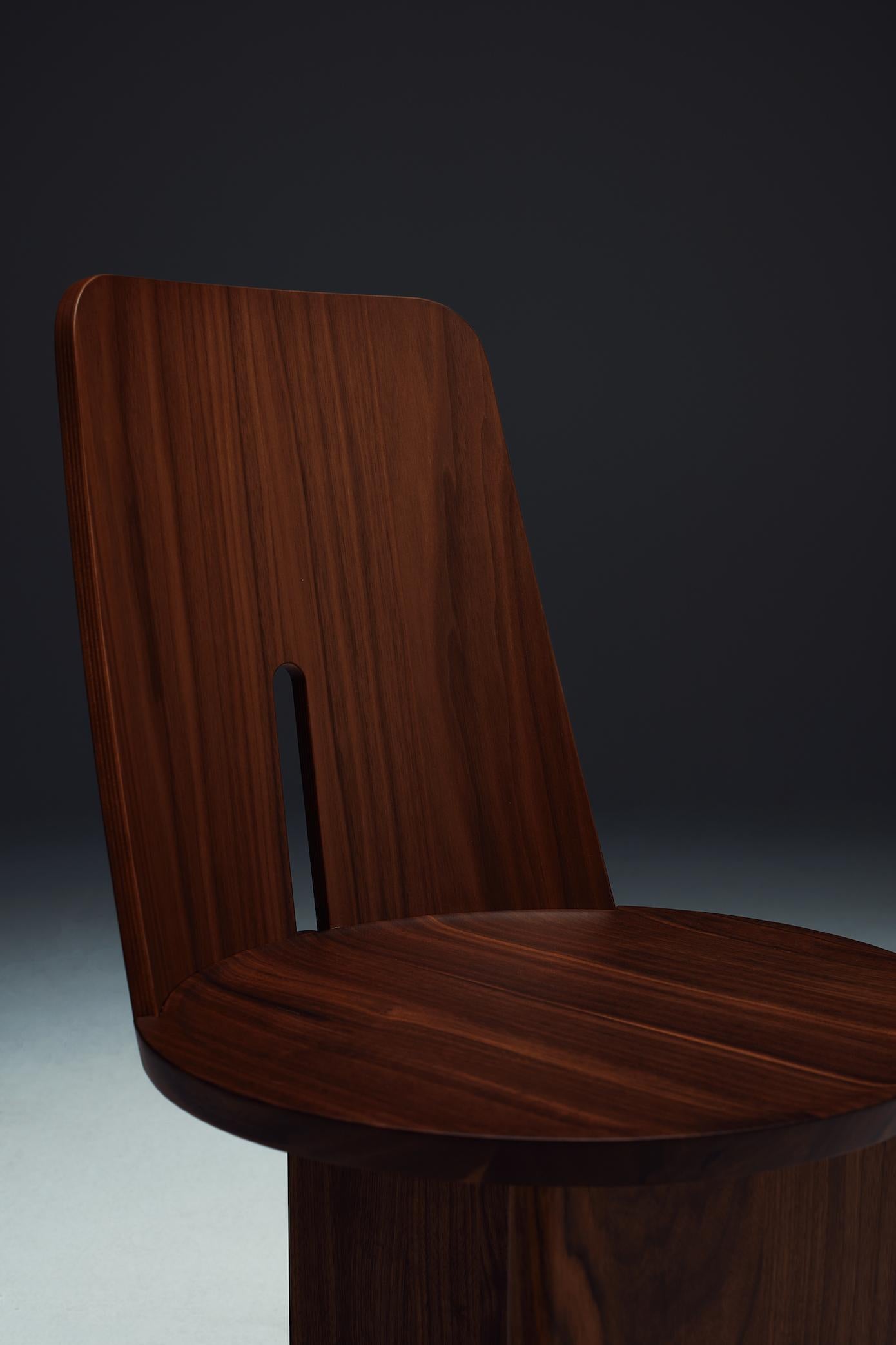 Pour La Manufacture, Neri & Hu ont créé la chaise Intersection, une collection inspirée de la vie monastique. Une vie de recueillement et de réflexion sur l'essentiel, une vie à communier et à partager en toute sincérité.
L'utilisation de simples