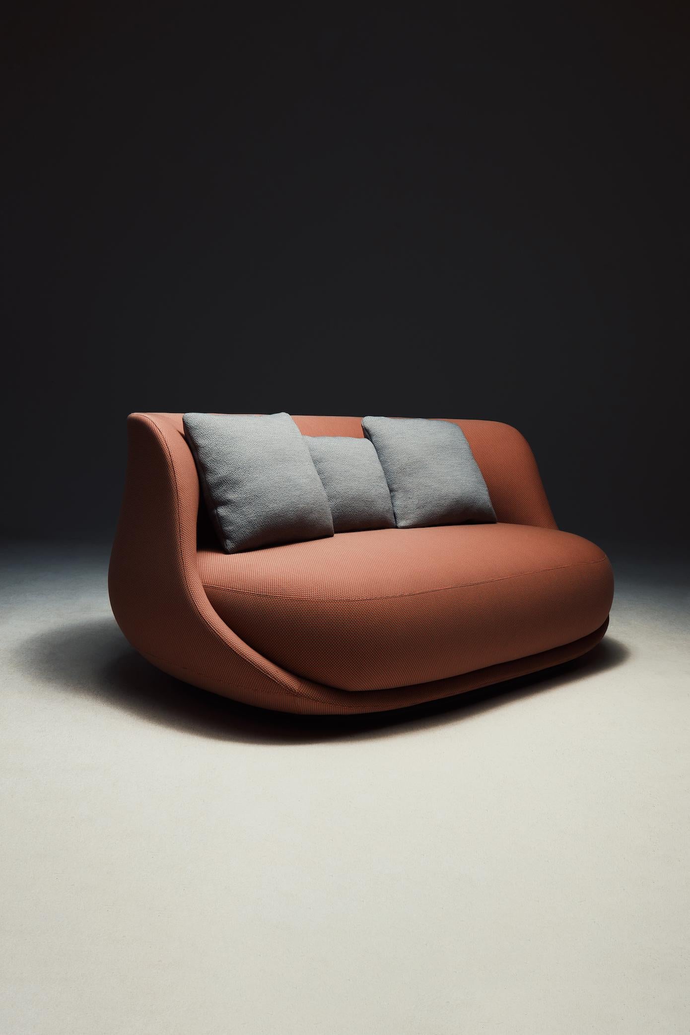 Liaison is the story of a bold shape, a shell designed to shelter a soft seating cocoon. With generous proportions and an inviting look, can count on the support of a well-defined, meticulously designed and distinctly curvy outer envelope.

With