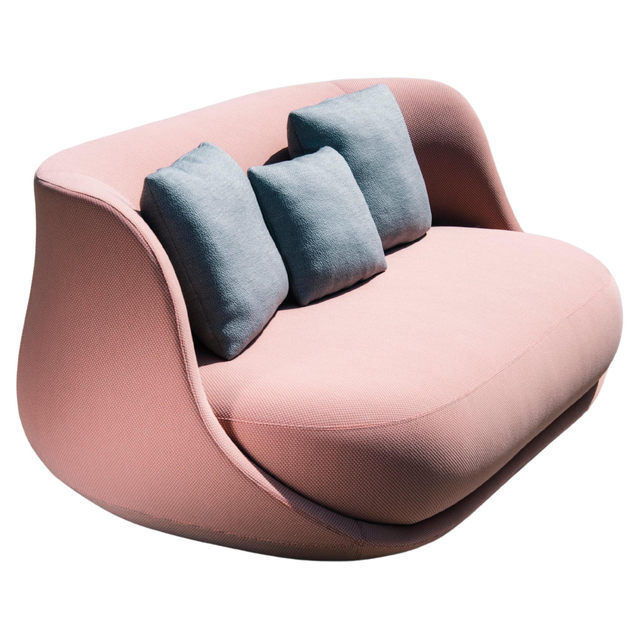 Cushions included in the price.
Liaison is the story of a bold shape, a shell designed to shelter a soft seating cocoon. With generous proportions and an inviting look, can count on the support of a well-defined, meticulously designed and distinctly