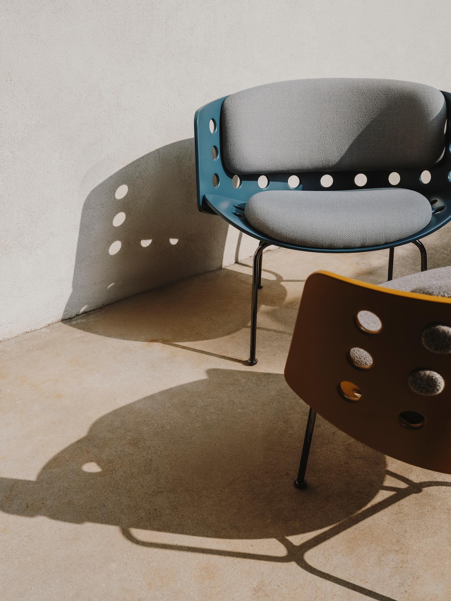 Grazie alla giustapposizione di materiali industriali e a una particolare attenzione al comfort, la poltrona lounge Melitea vuole presentarsi come un nuovo classico.
Una struttura metallica lineare, che parte dalle gambe e arriva a sostenere lo