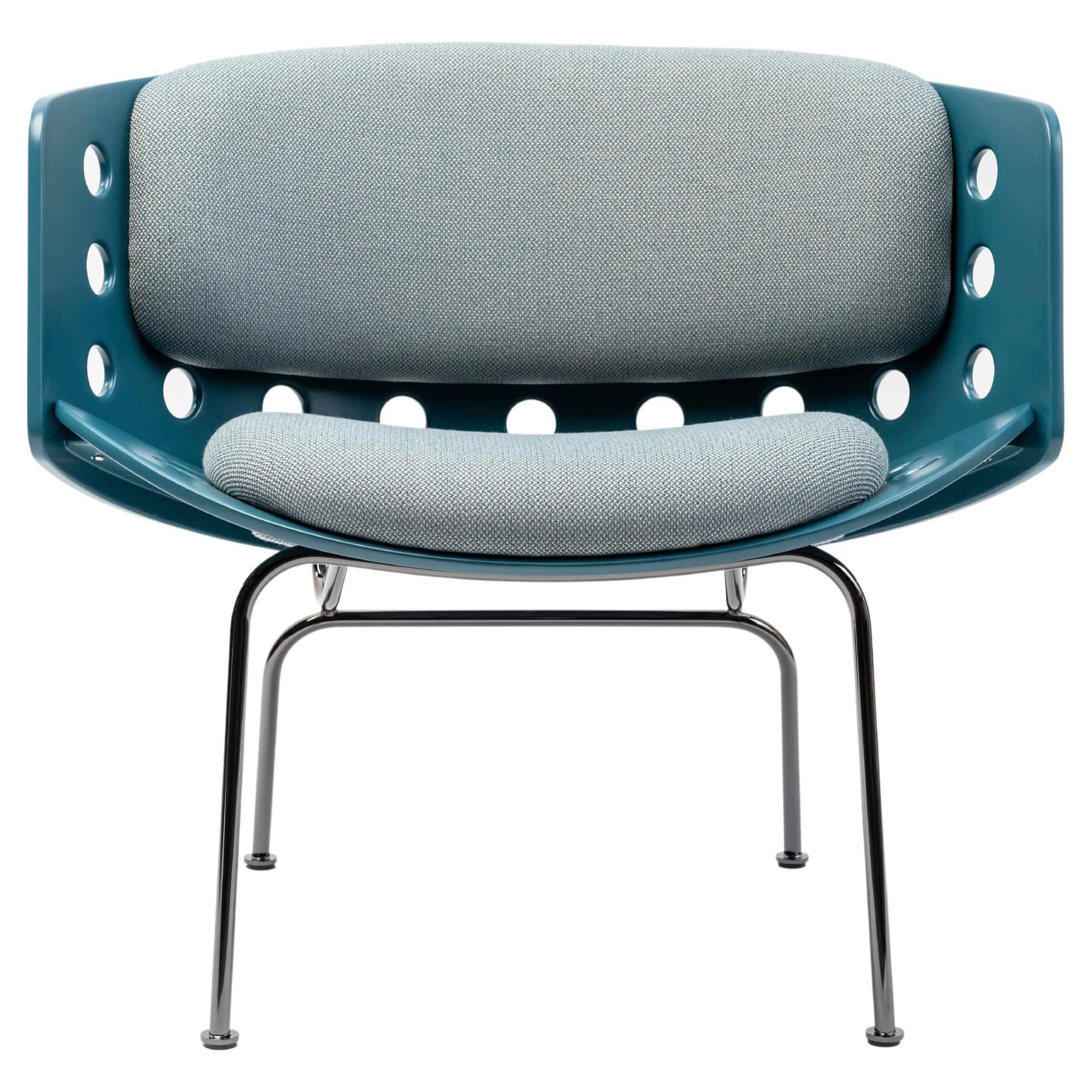 Durch die Gegenüberstellung von industriellen Materialien und einem besonderen Augenmerk auf den Komfort will sich der Melitea Lounge Chair als neuer Klassiker präsentieren.
Eine lineare Metallstruktur, die von den Beinen bis zur Rückenlehne