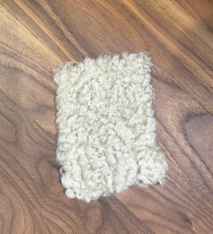 Fauteuil en peau de mouton La Manufacture-Paris Moro conçu par Sebastian Herkner