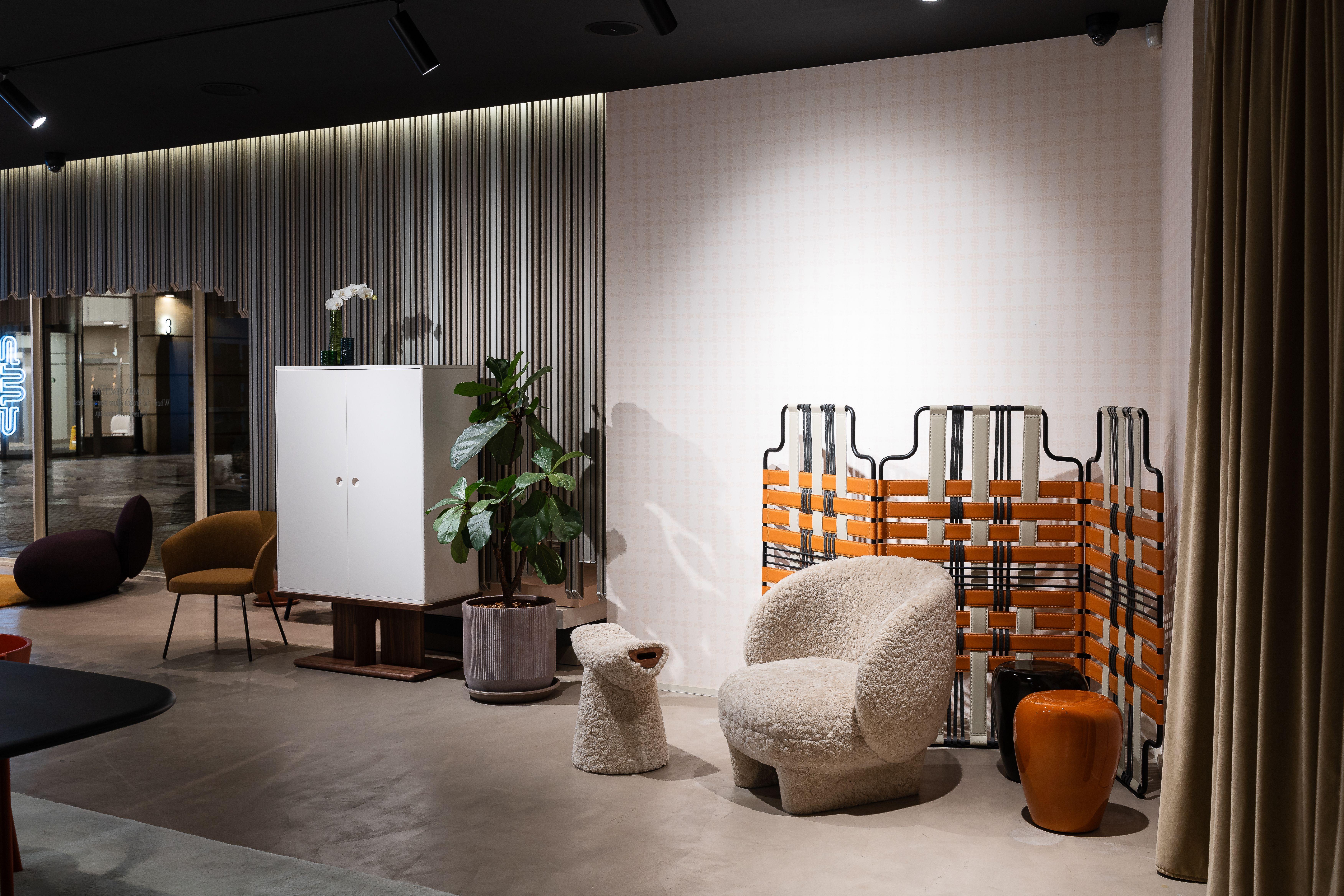 italien Fauteuil en peau de mouton La Manufacture-Paris Moro conçu par Sebastian Herkner en vente