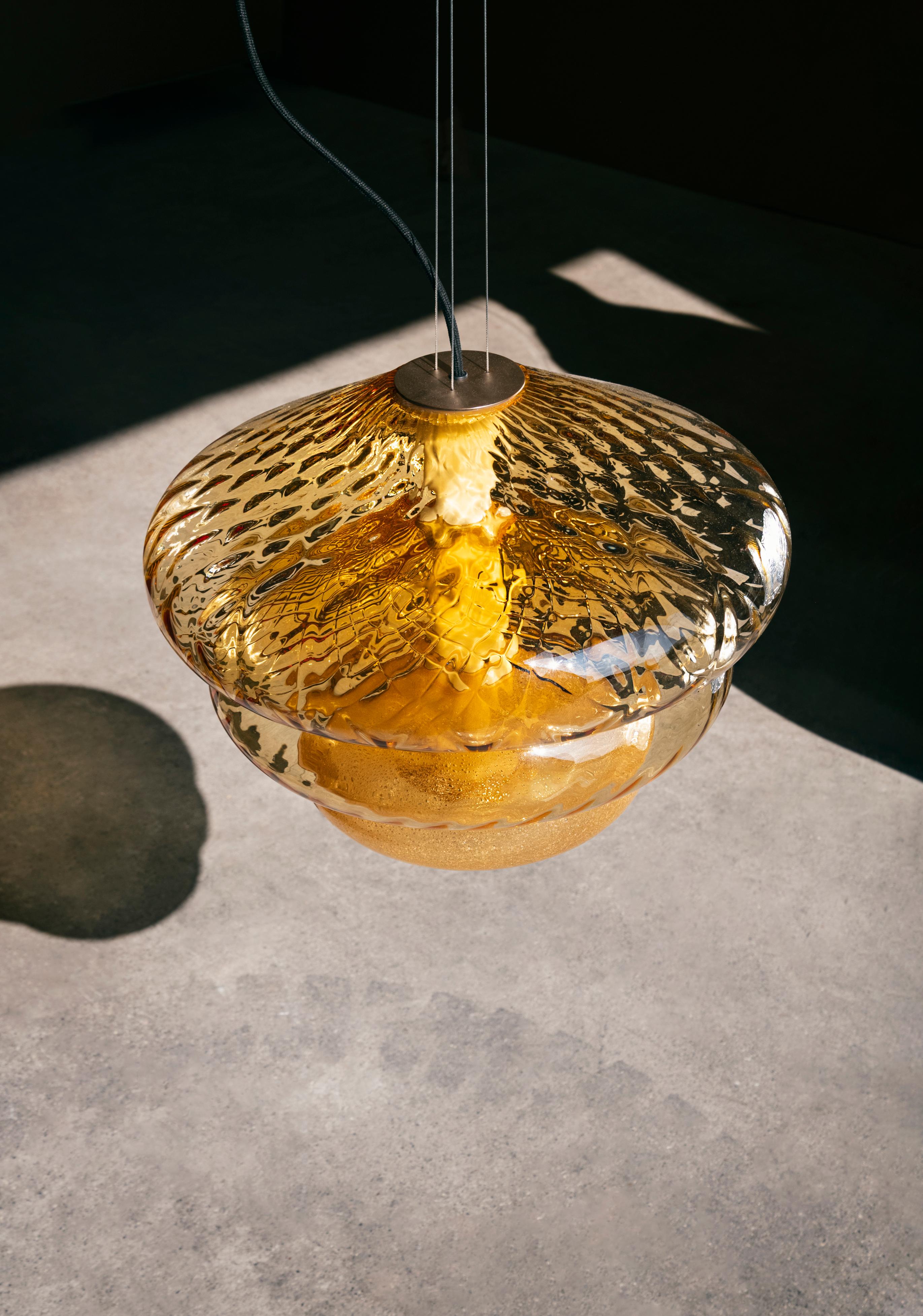 Alone or clustered, with a choice of three colours, Tima pendant lamp can illuminate and enrich both the home and contract environments.
In the roundness of their sinuous bodies and surprising transparencies, jellyfish illuminate the darkness of
