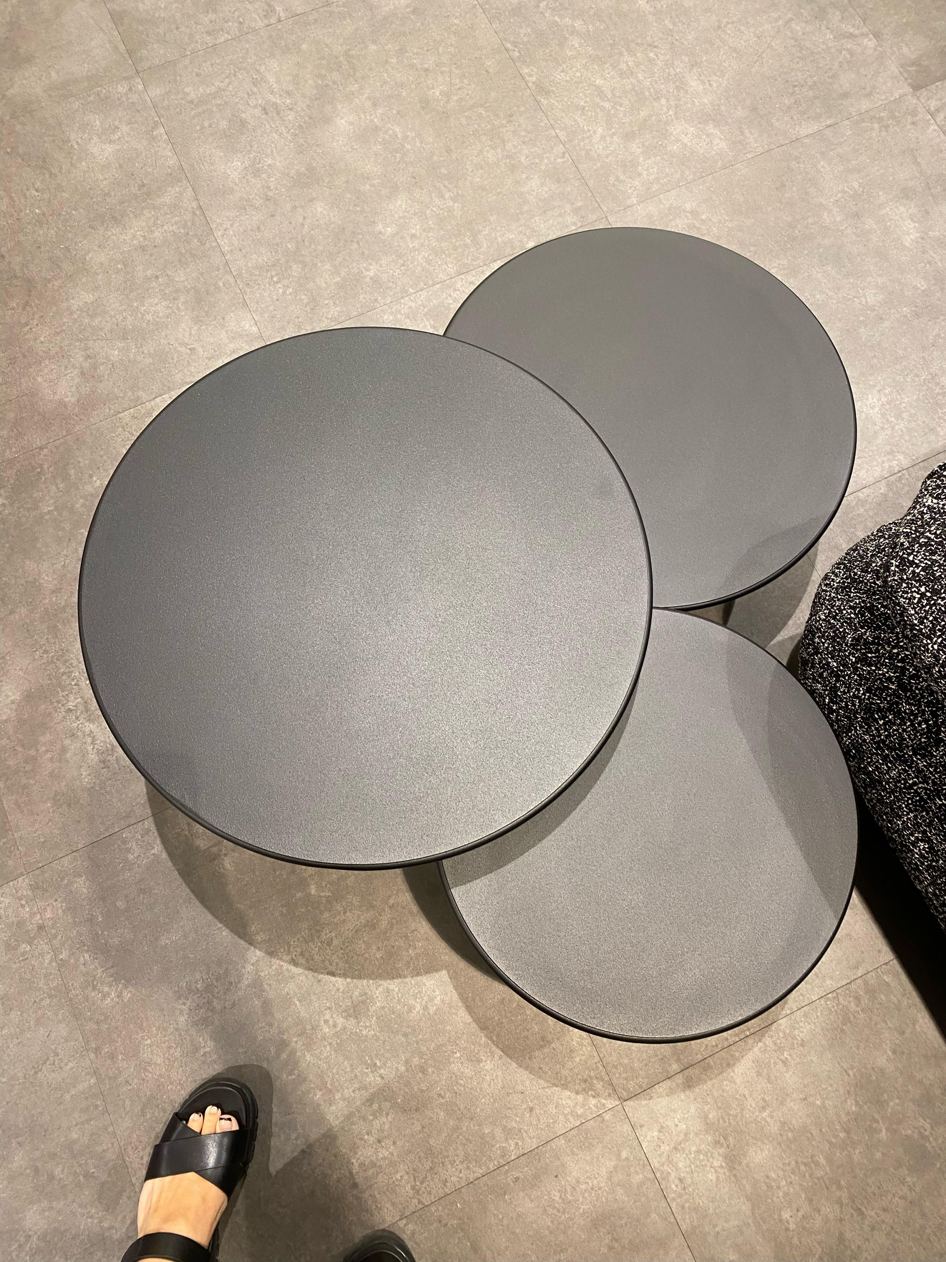 La Manufacture-Paris Trio-Tisch entworfen von Nendo, auf Lager im Angebot 1