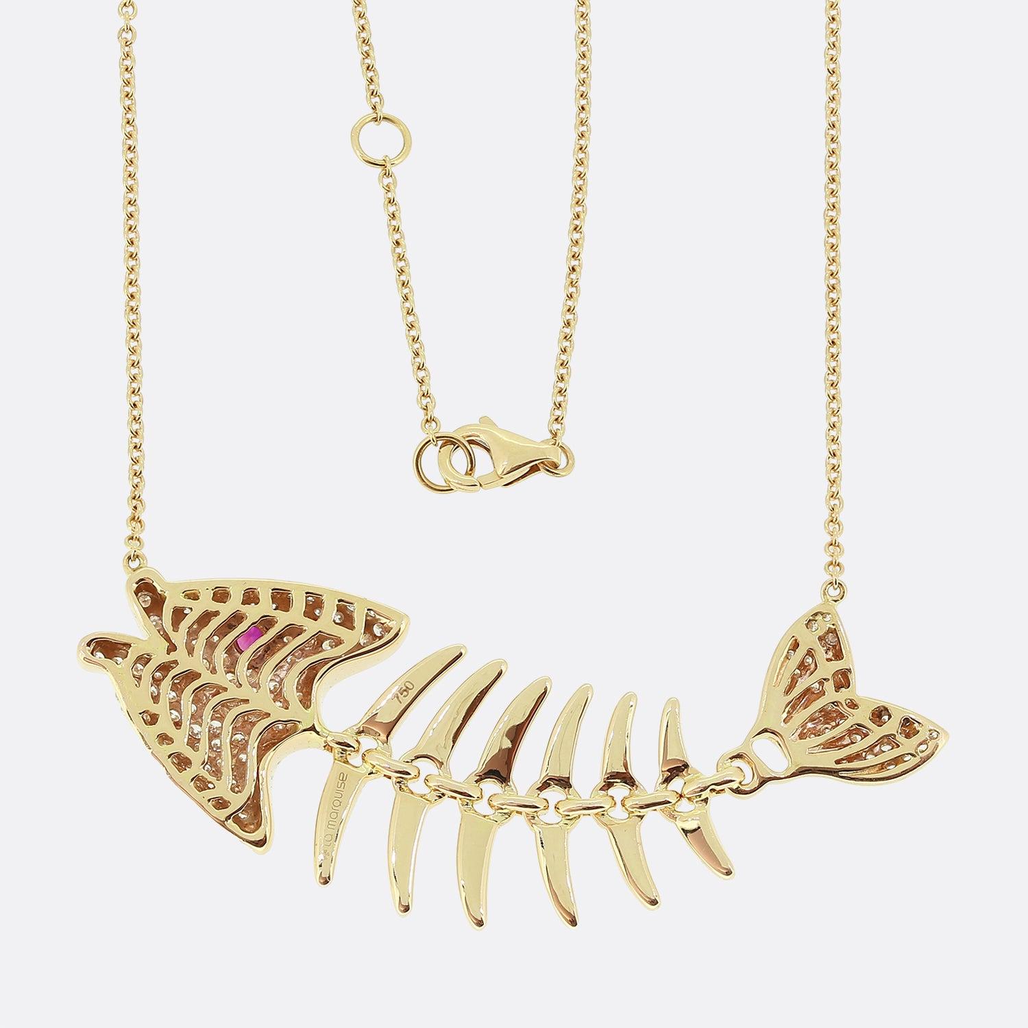 Aquí tenemos un collar de rubíes y diamantes de calidad de la diseñadora francesa de joyas contemporáneas La Marquise. El colgante se ha elaborado en oro rosa de 18 quilates con forma de pez y toda la estructura está engastada con una amplia
