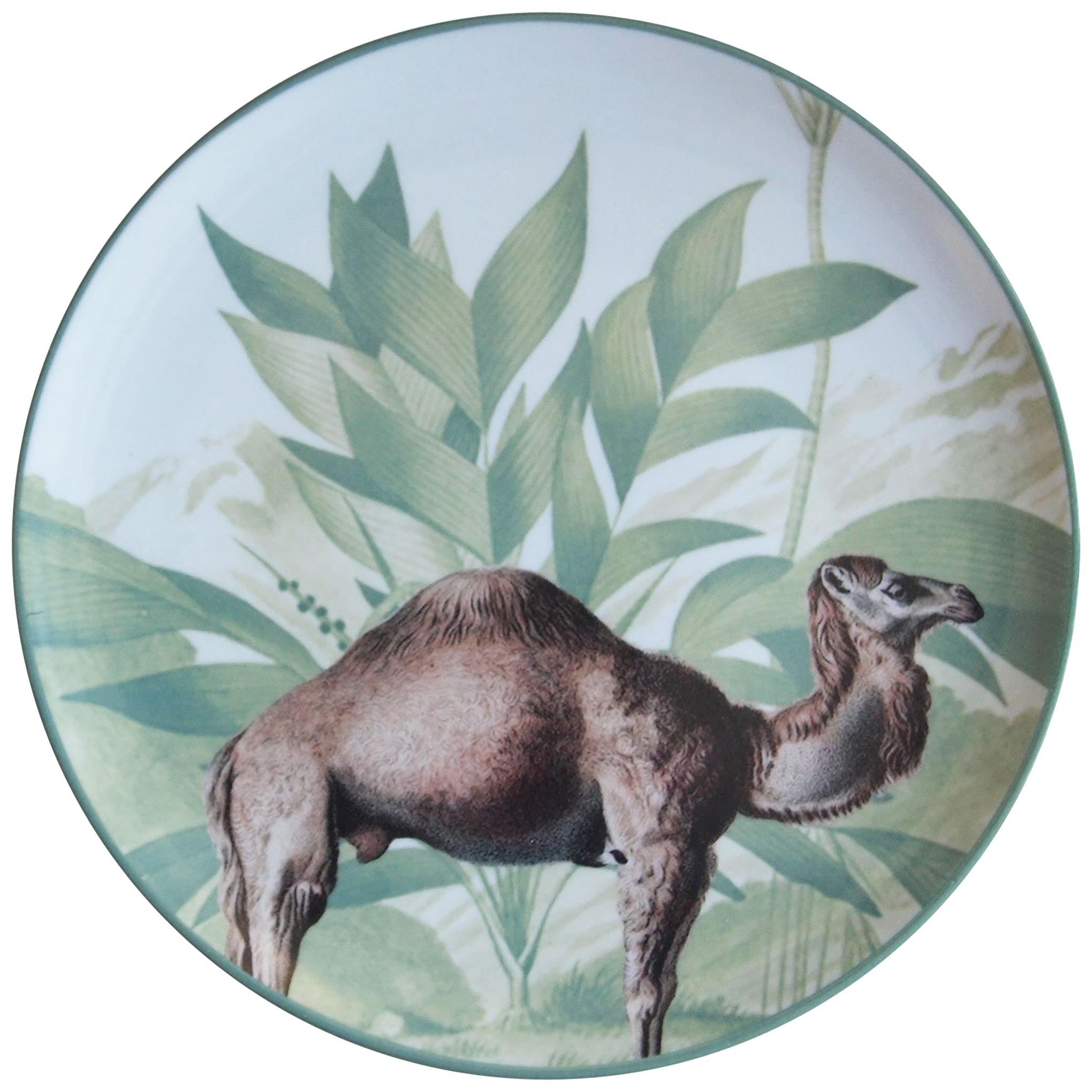 Assiette de table La Menagerie Ottomane en porcelaine camel, fabriquée à la main en Italie en vente