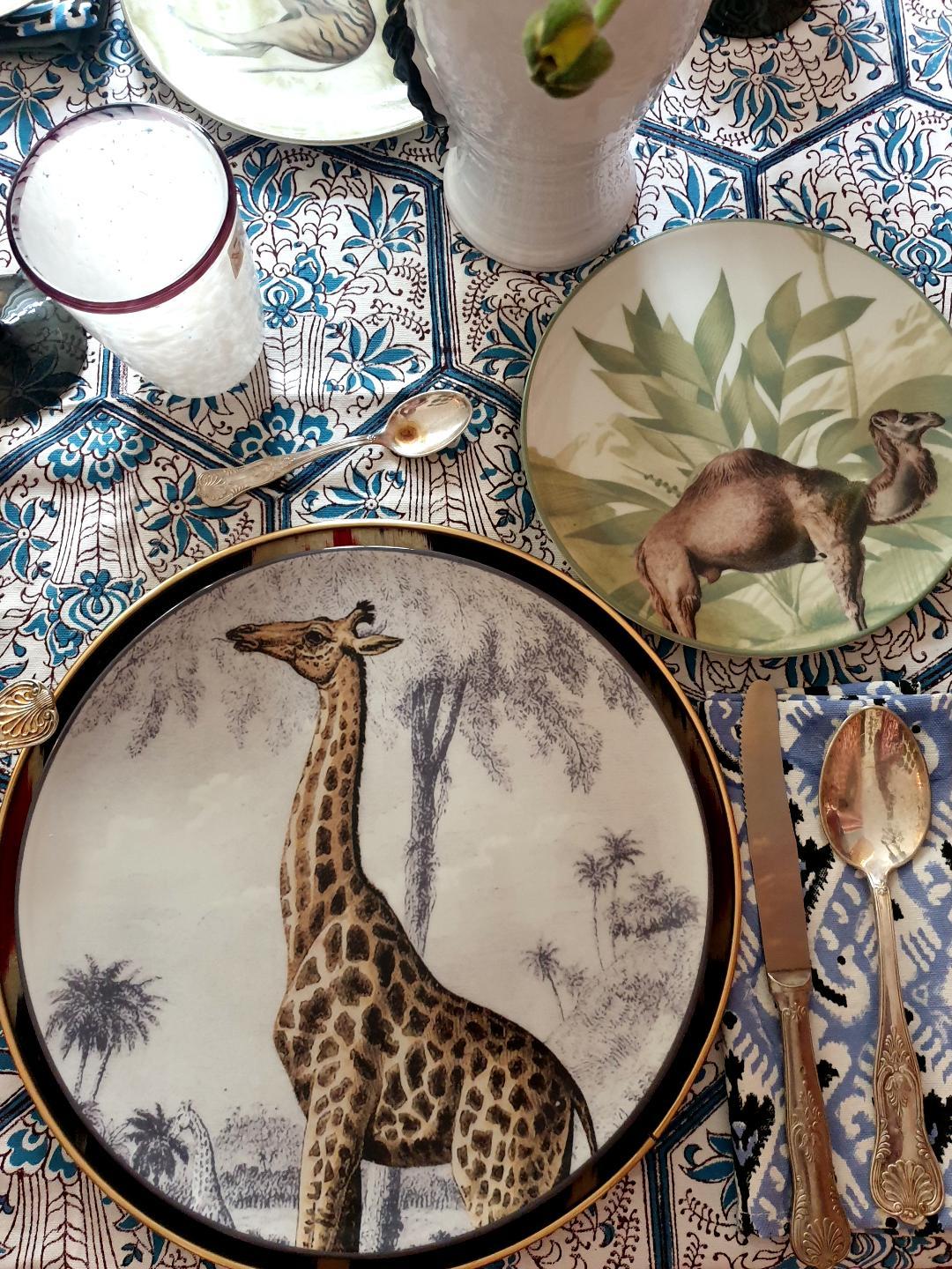 Autre Assiette à dîner en porcelaine La Menagerie Ottomane Graffe, fabriquée à la main en Italie en vente