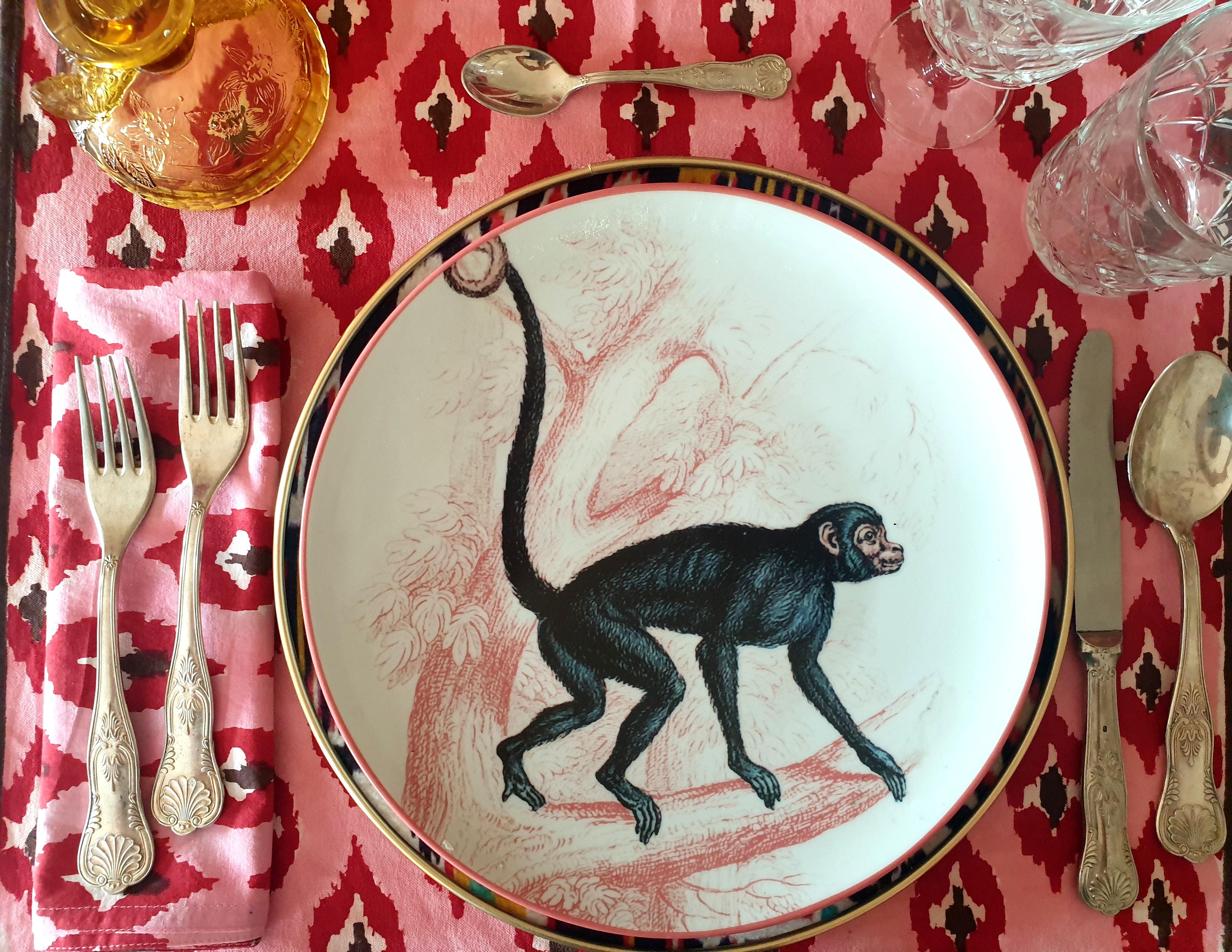 Autre Assiette plate en porcelaine La Menagerie Ottomane en forme de singe, fabriquée à la main en Italie en vente