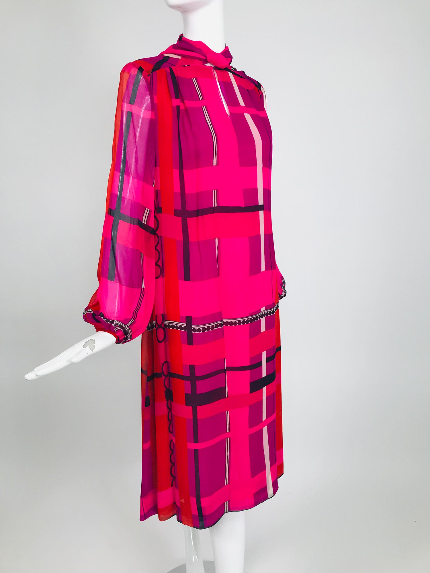 La Mendola Couture Kleid aus rosa Seide und Chiffon mit modernistischem Druck 1970er 5