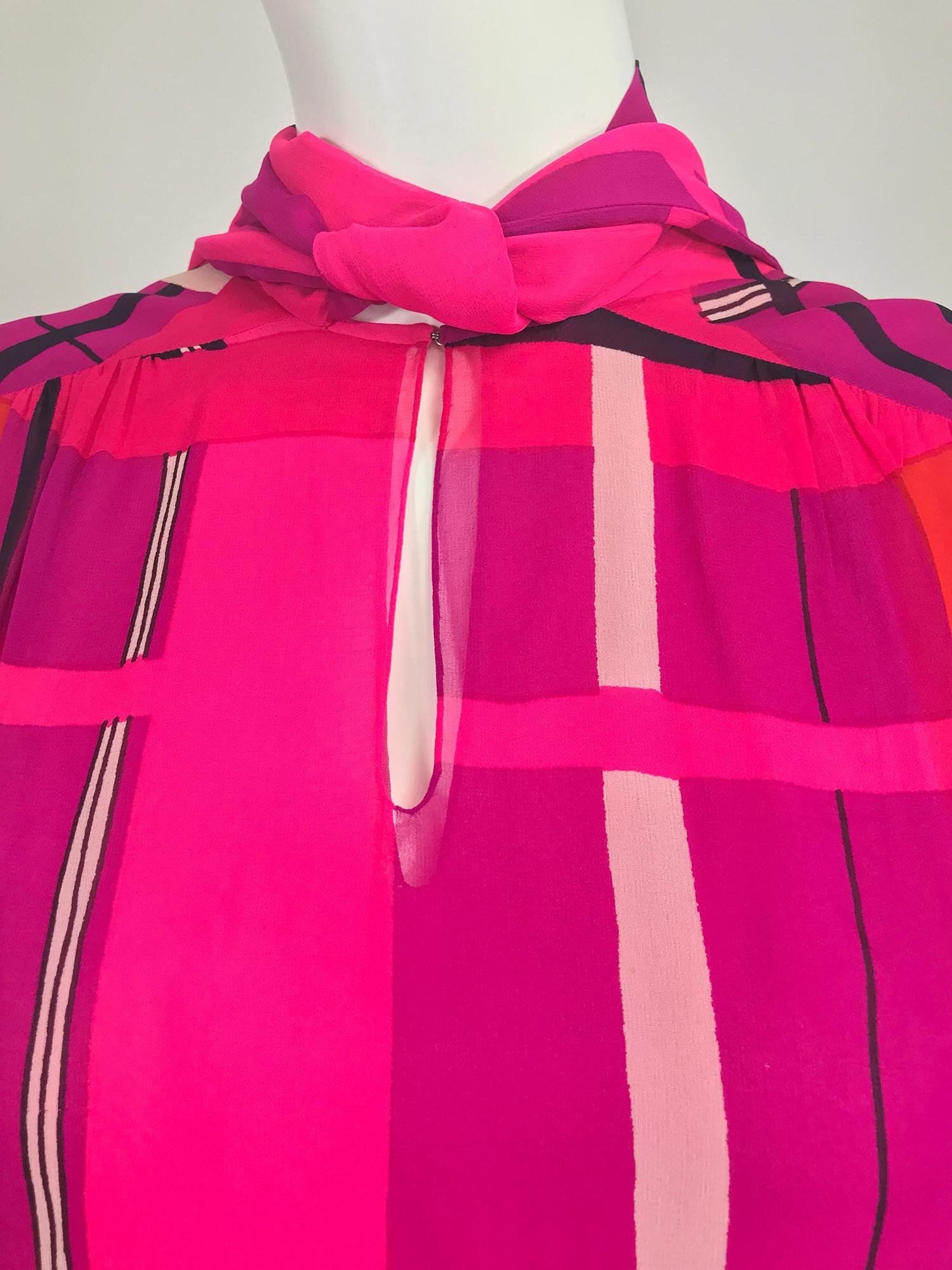La Mendola Couture Kleid aus rosa Seide und Chiffon mit modernistischem Druck 1970er 6
