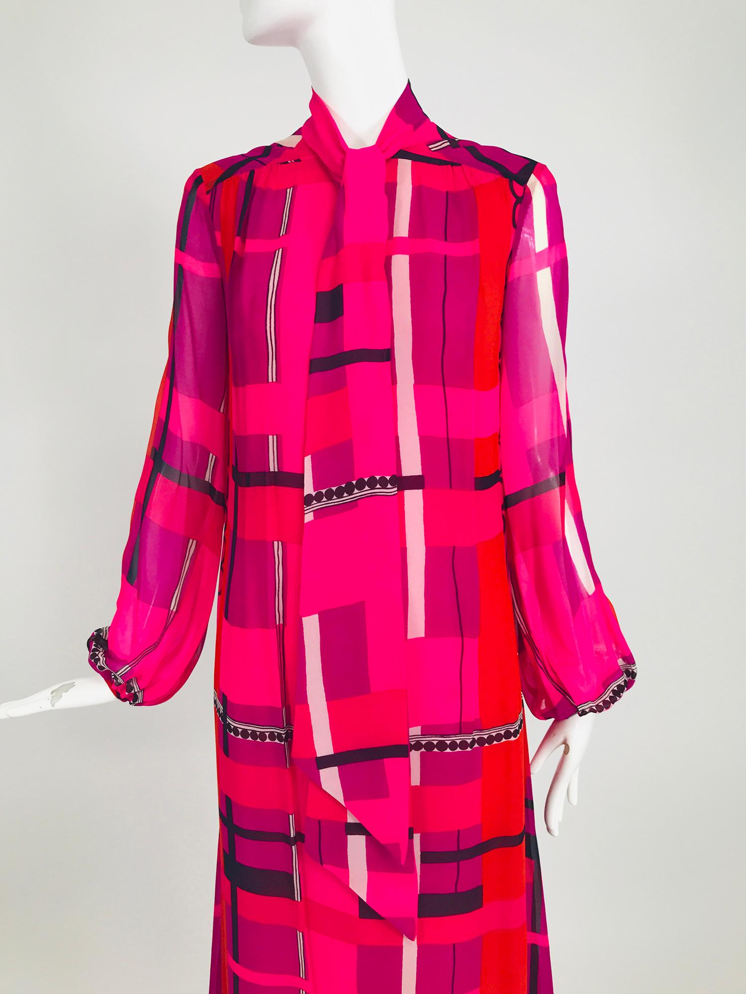 La Mendola Couture Kleid aus rosa Seide und Chiffon mit modernistischem Druck 1970er 7