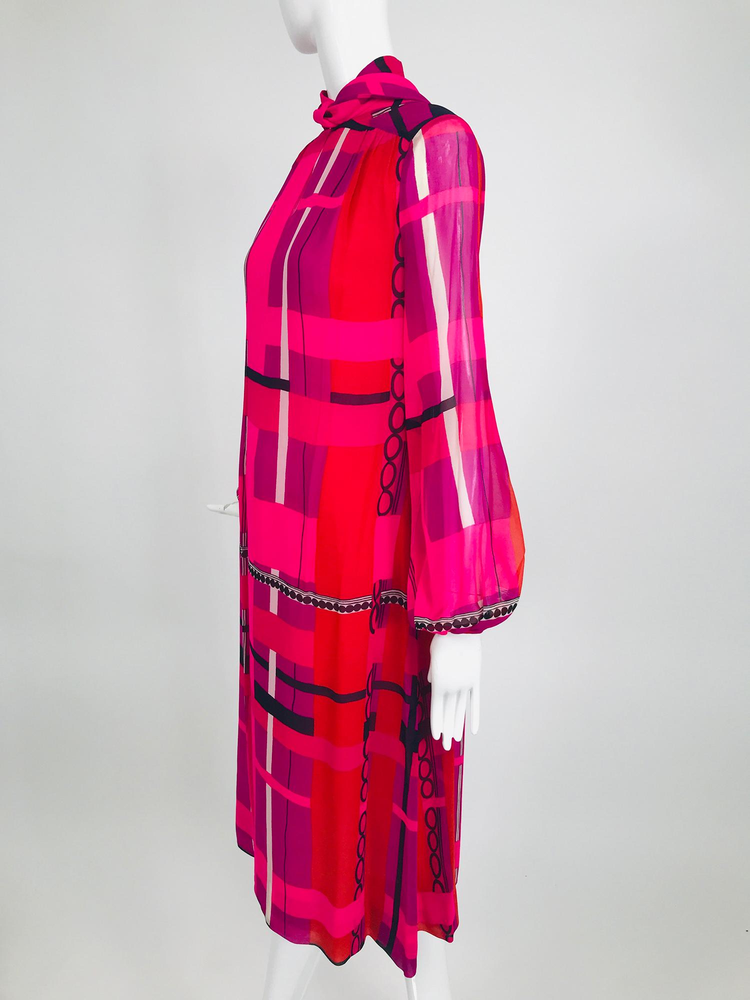 La Mendola Couture Kleid aus Seidenchiffon mit modernistischem Druck in Pink, Orange, Schwarz und Weiß aus den 1970er Jahren. Dieses kühne und leuchtende Kleid ist perfekt für jeden besonderen Anlass. Das Chiffonkleid ist mit pinkfarbener Viskose