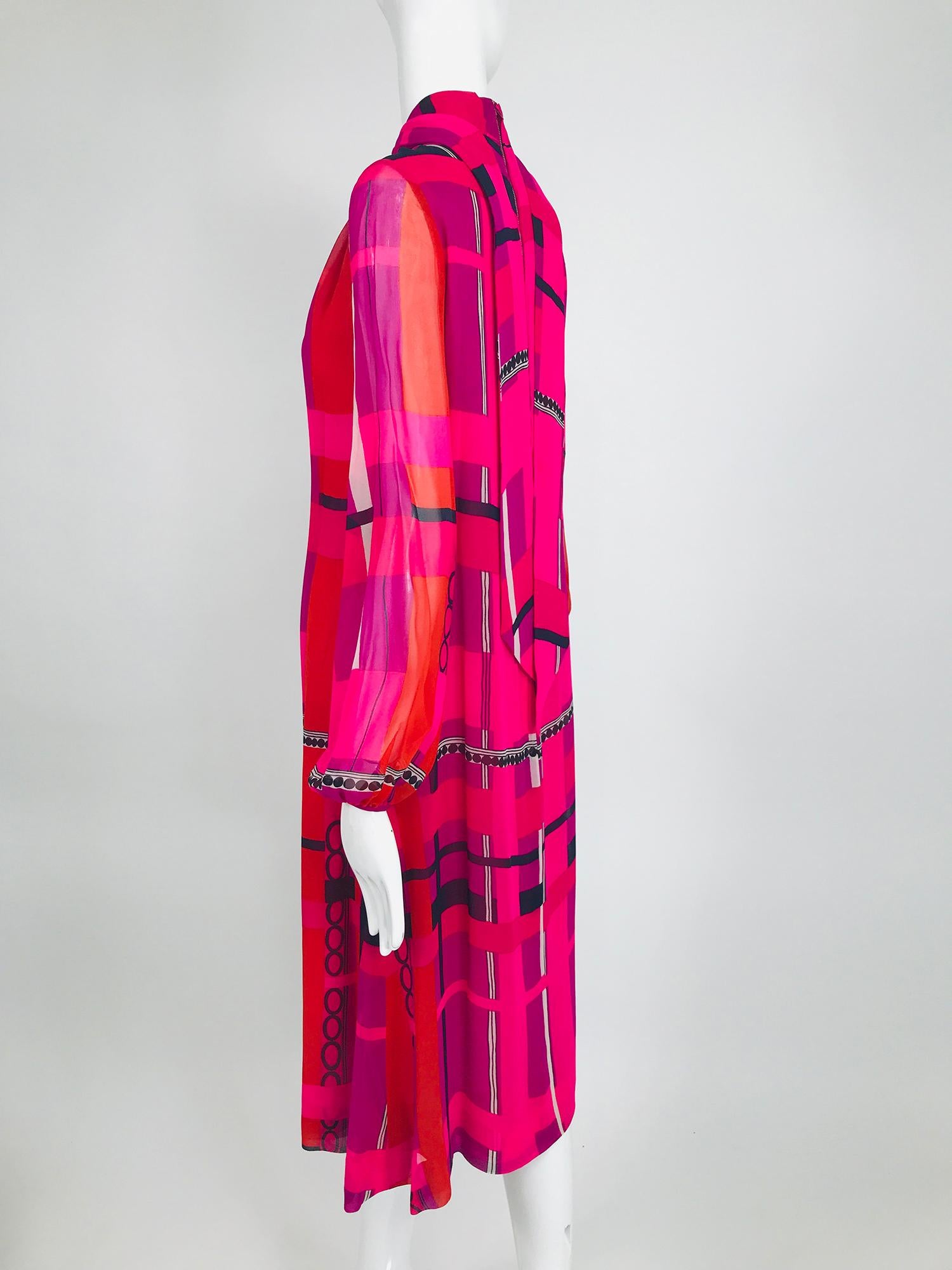 La Mendola Couture Kleid aus rosa Seide und Chiffon mit modernistischem Druck 1970er (Pink)
