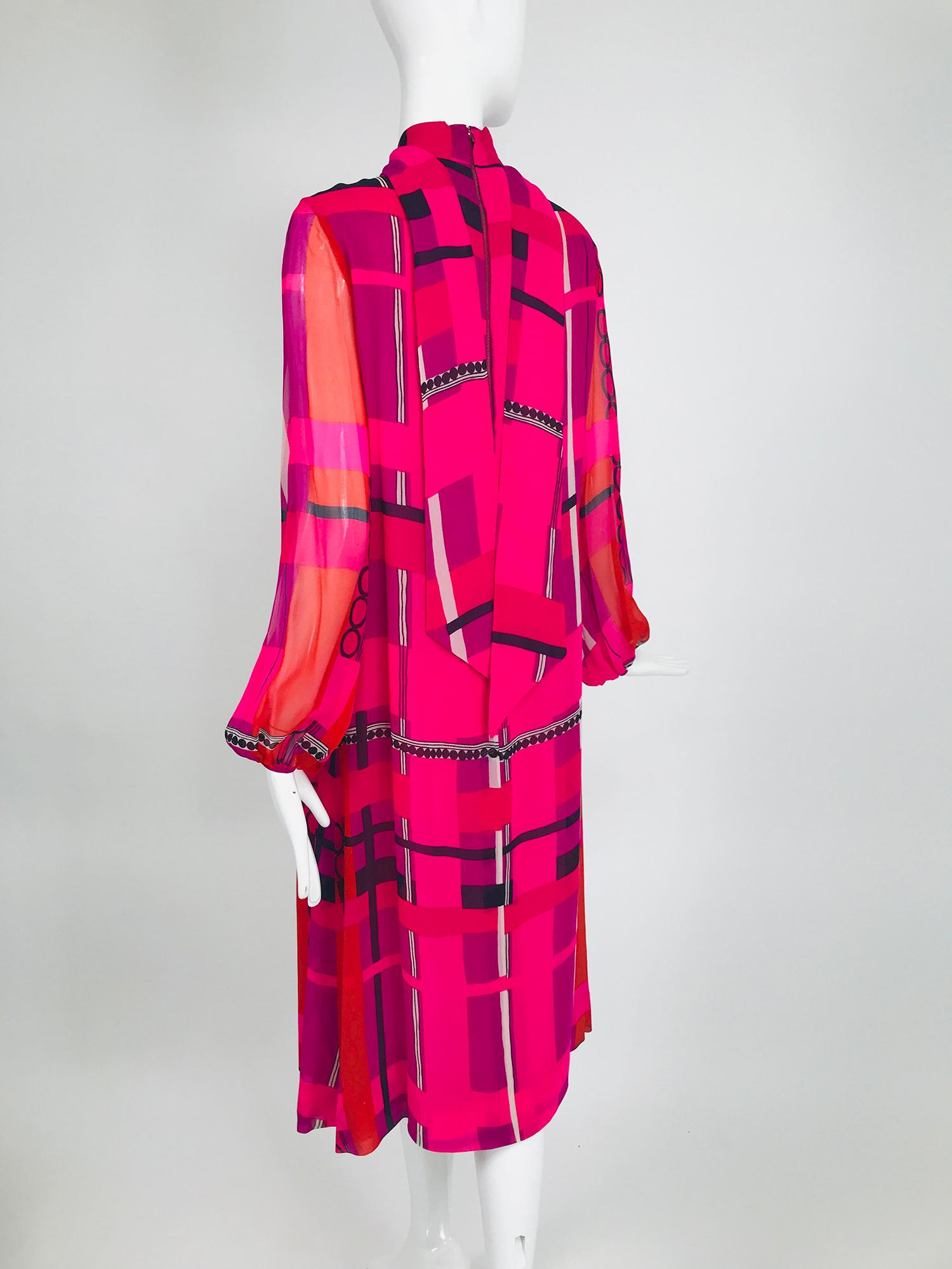 La Mendola Couture Kleid aus rosa Seide und Chiffon mit modernistischem Druck 1970er im Zustand „Gut“ in West Palm Beach, FL