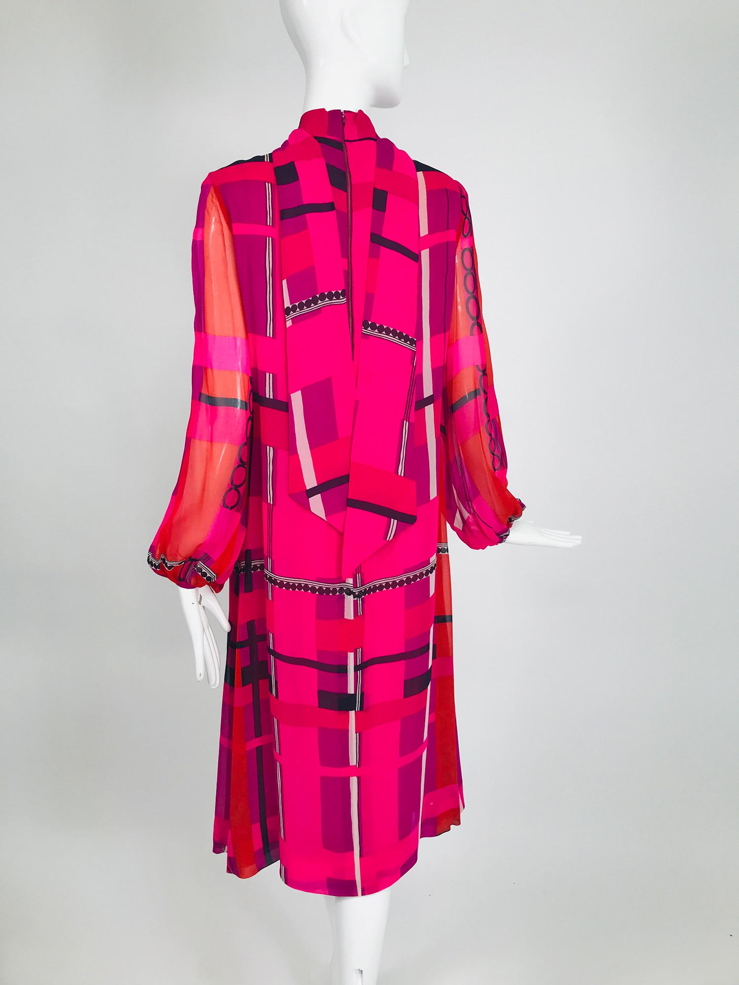 La Mendola Couture Kleid aus rosa Seide und Chiffon mit modernistischem Druck 1970er Damen