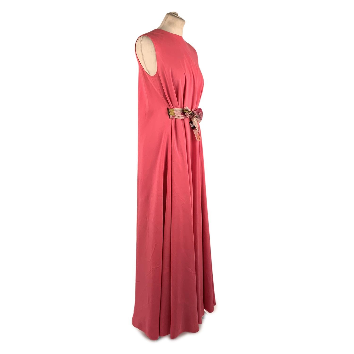 La Mendola Vintage Pink Kaftan Sleeveless Gown Evening Dress Size 46

Beautiful vintage 1970 maxi long dress in pink color signed La Mendola, Italy.  Silk Crepe de Chine. Sleveless styling and crewneck. Button closure on the shoulder. Front scarf